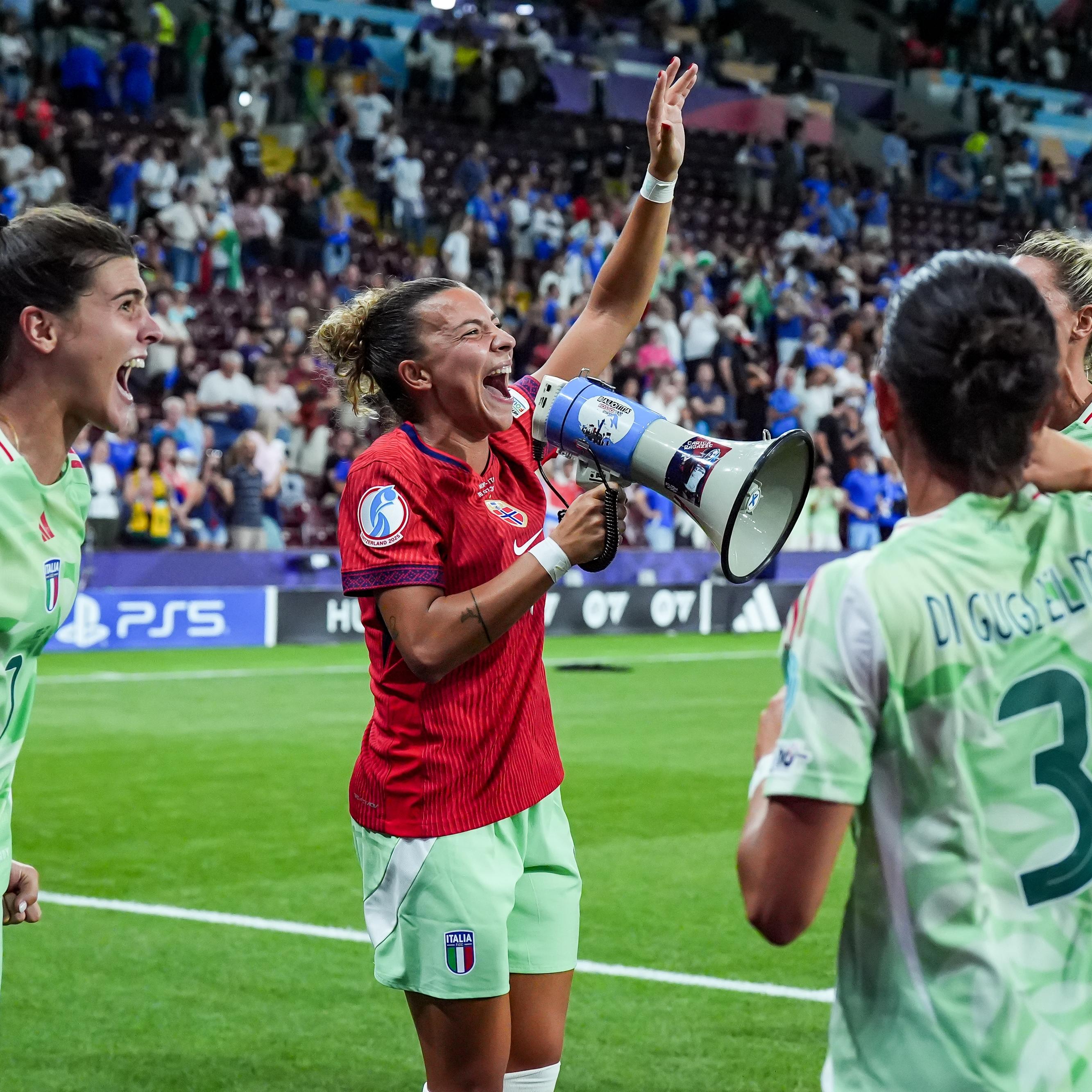 Che musica per le Azzurre! Baby K e Sarah Toscano si esibiranno nell’intervallo dei match con Svezia e Danimarca