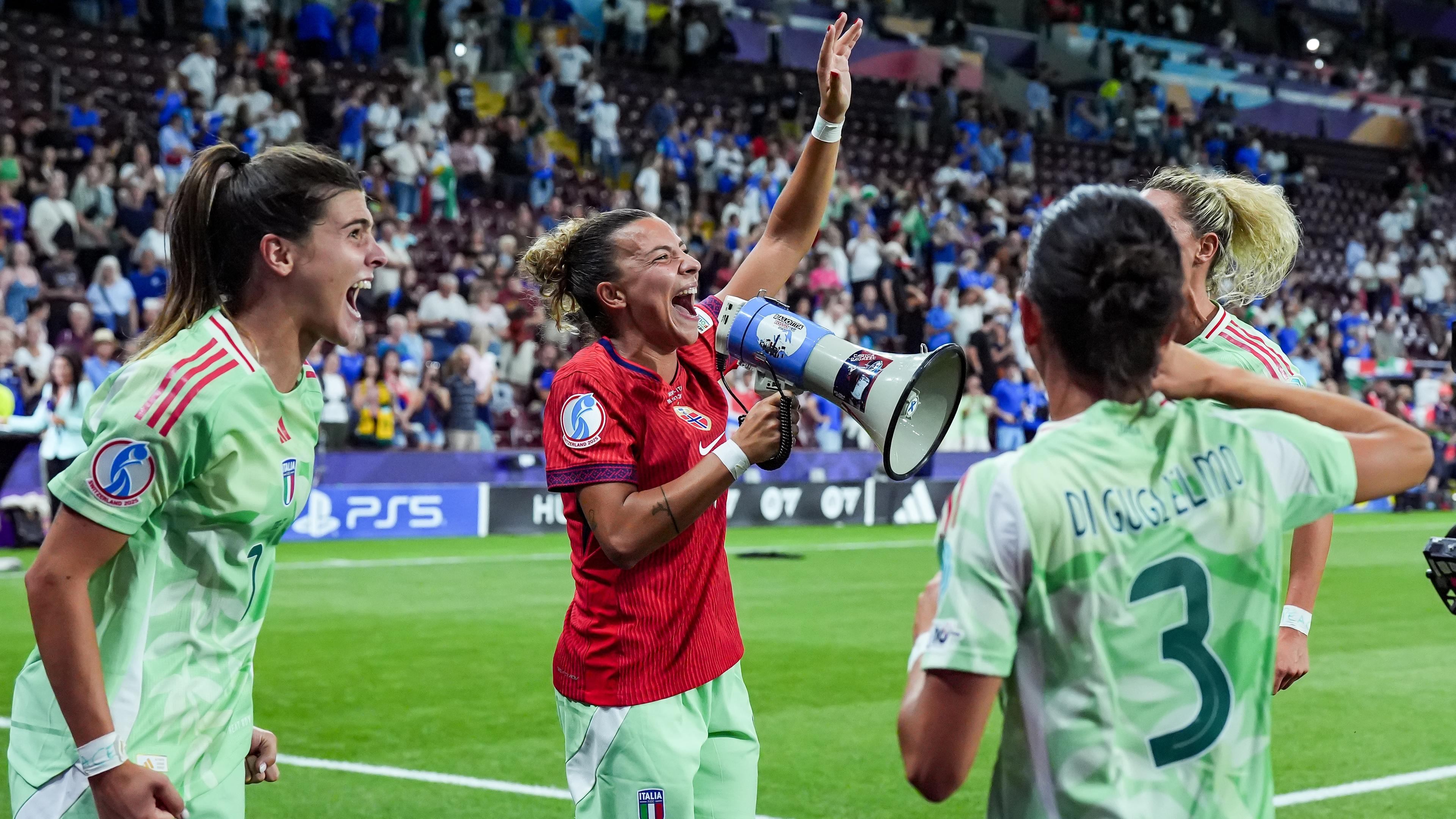 Che musica per le Azzurre! Baby K e Sarah Toscano si esibiranno nell’intervallo dei match con Svezia e Danimarca