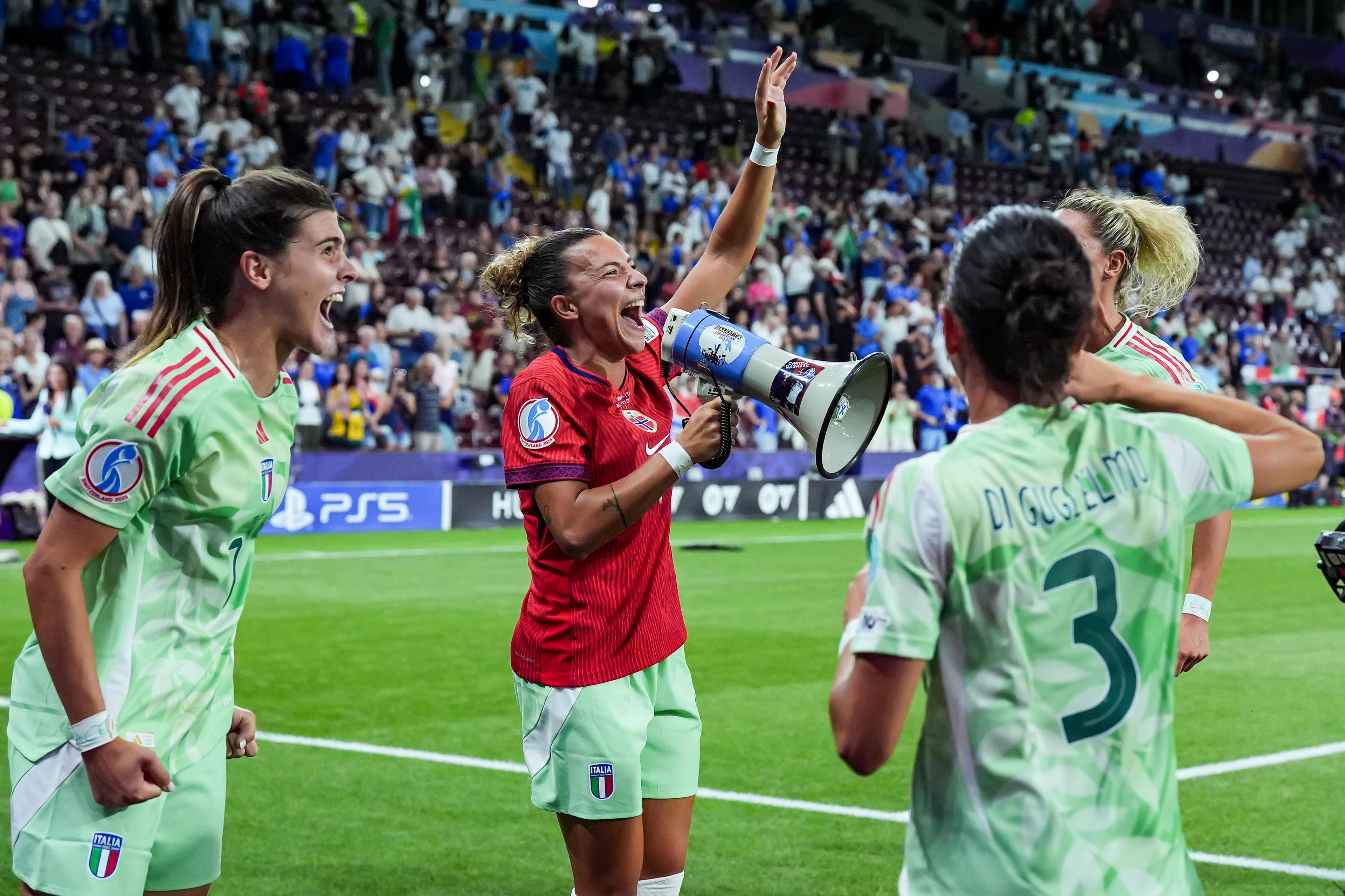 Che musica per le Azzurre! Baby K e Sarah Toscano si esibiranno nell’intervallo dei match con Svezia e Danimarca