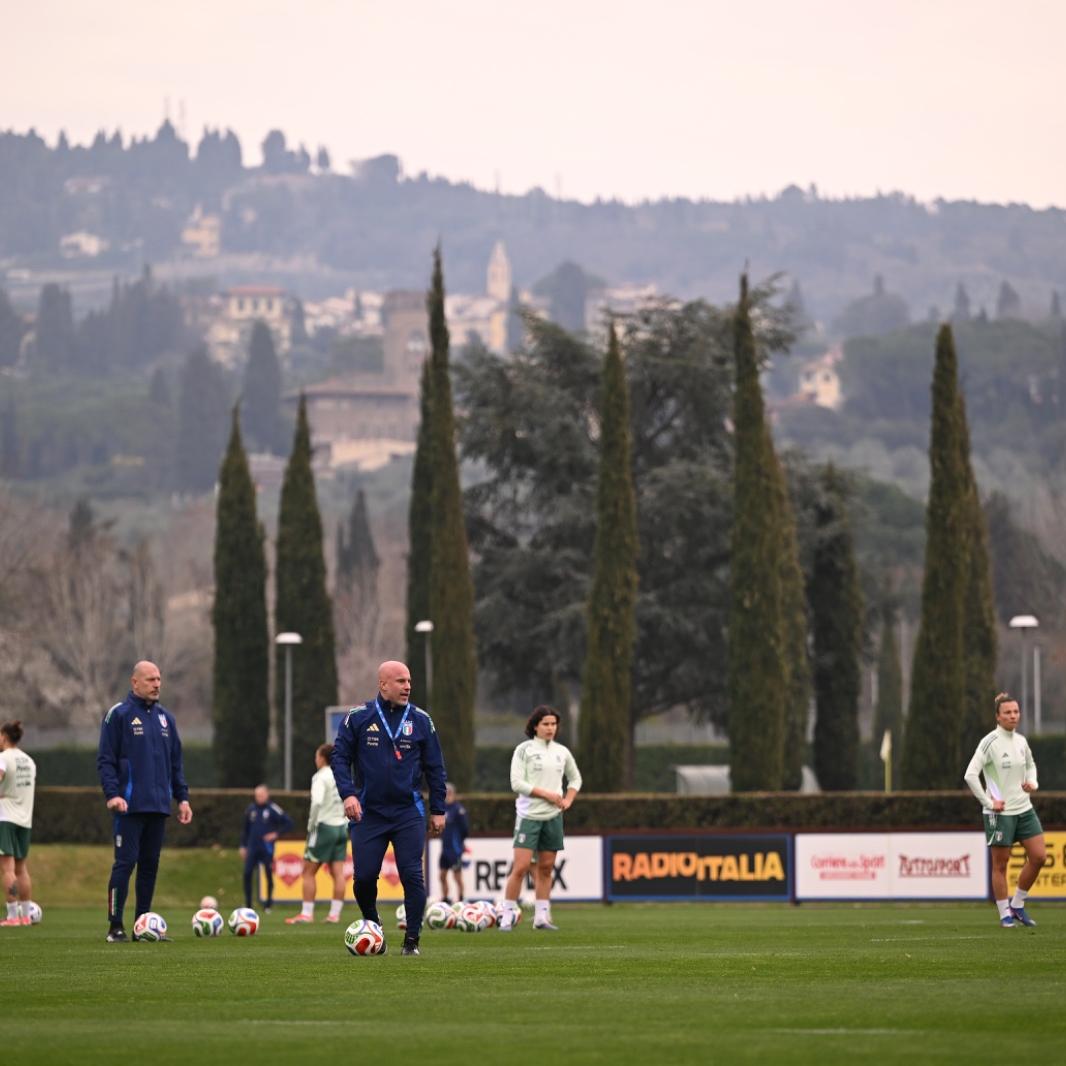 Azzurre in partenza per Reggio Calabria: martedì allo stadio ‘Granillo’ inizia la corsa verso il Mondiale