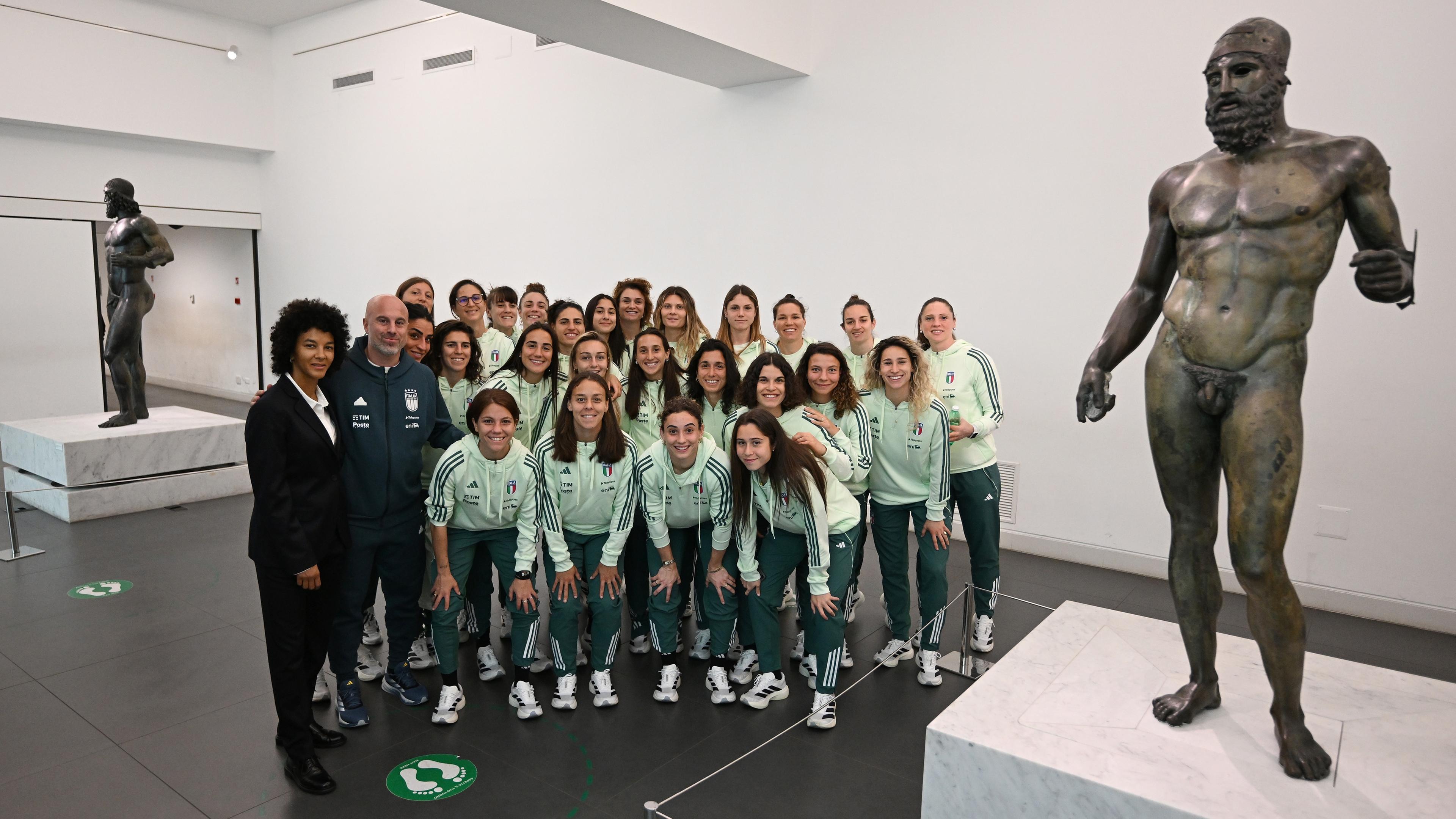 Dalla visita al Museo Archeologico all’incontro con gli studenti dell’Istituto ‘Telesio’: Reggio Calabria accoglie le Azzurre