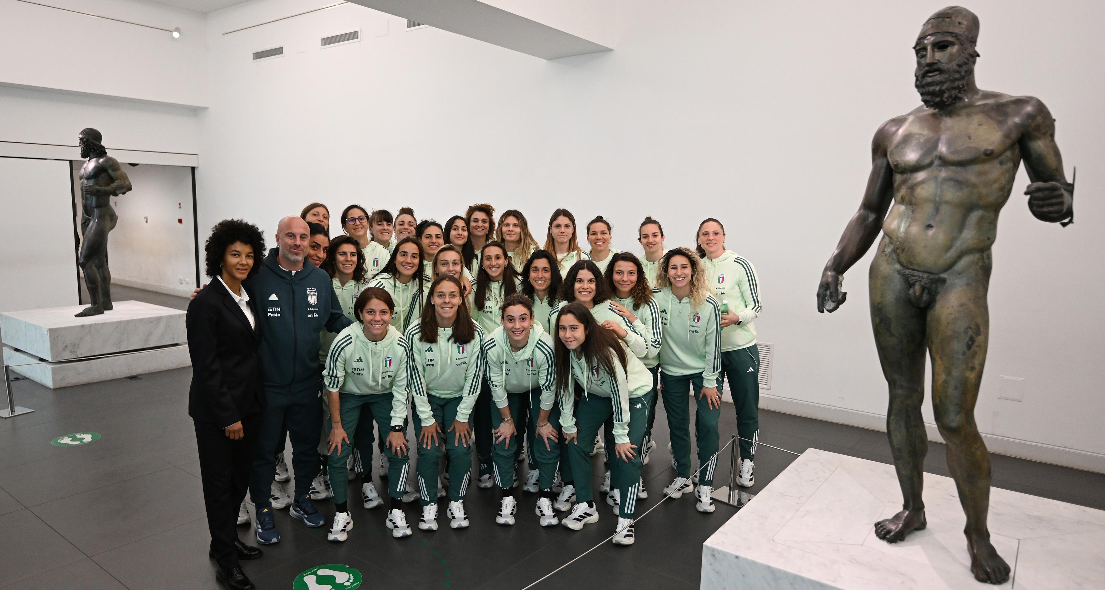 Dalla visita al Museo Archeologico all’incontro con gli studenti dell’Istituto ‘Telesio’: Reggio Calabria accoglie le Azzurre