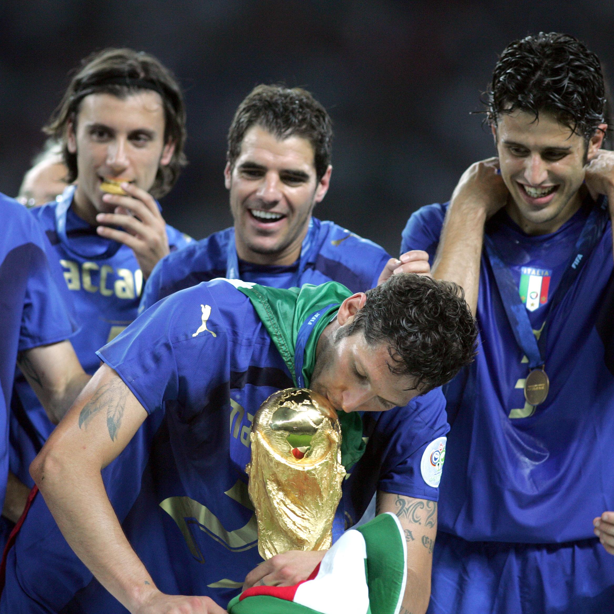 Dall’espulsione di Zidane al trionfo ai rigori, Materazzi si racconta a Vivo Azzurro TV: “Rino venderà cara la pelle per portarci al Mondiale”