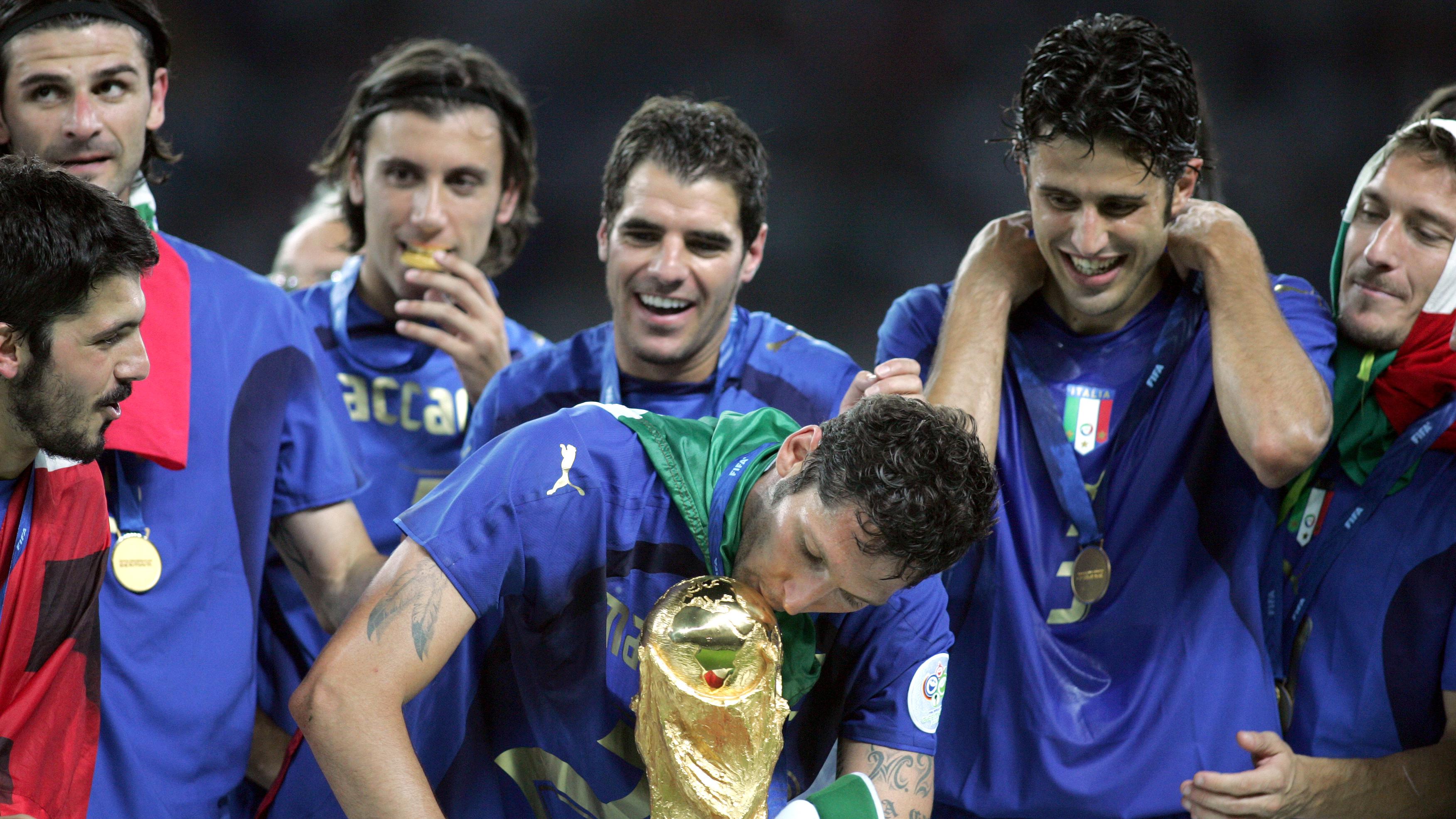 Dall’espulsione di Zidane al trionfo ai rigori, Materazzi si racconta a Vivo Azzurro TV: “Rino venderà cara la pelle per portarci al Mondiale”