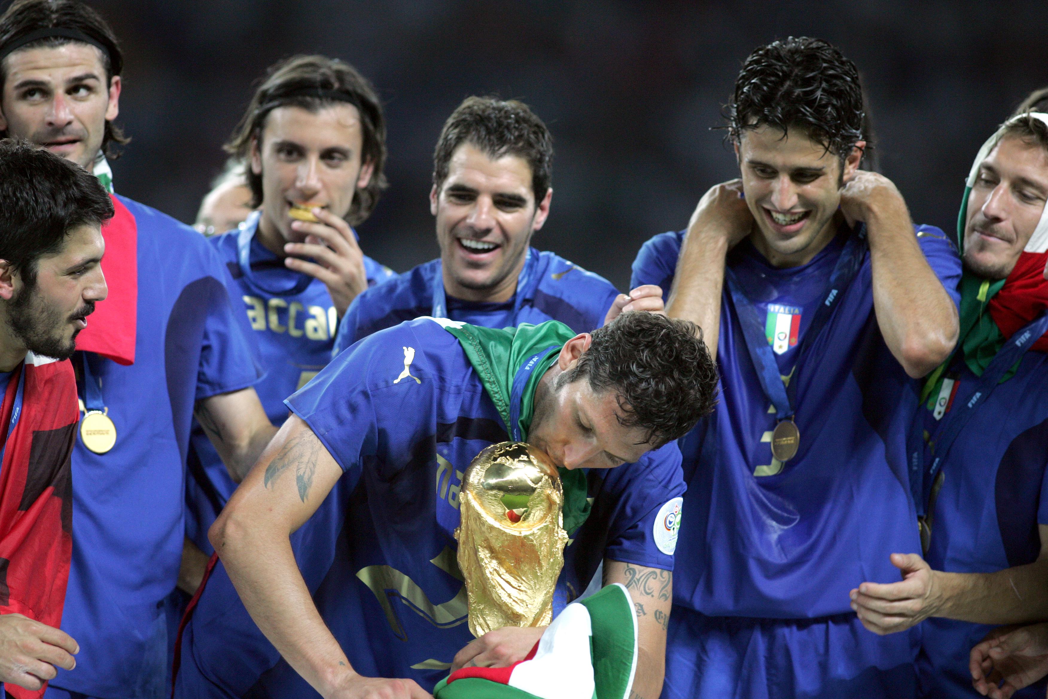 Dall’espulsione di Zidane al trionfo ai rigori, Materazzi si racconta a Vivo Azzurro TV: “Rino venderà cara la pelle per portarci al Mondiale”