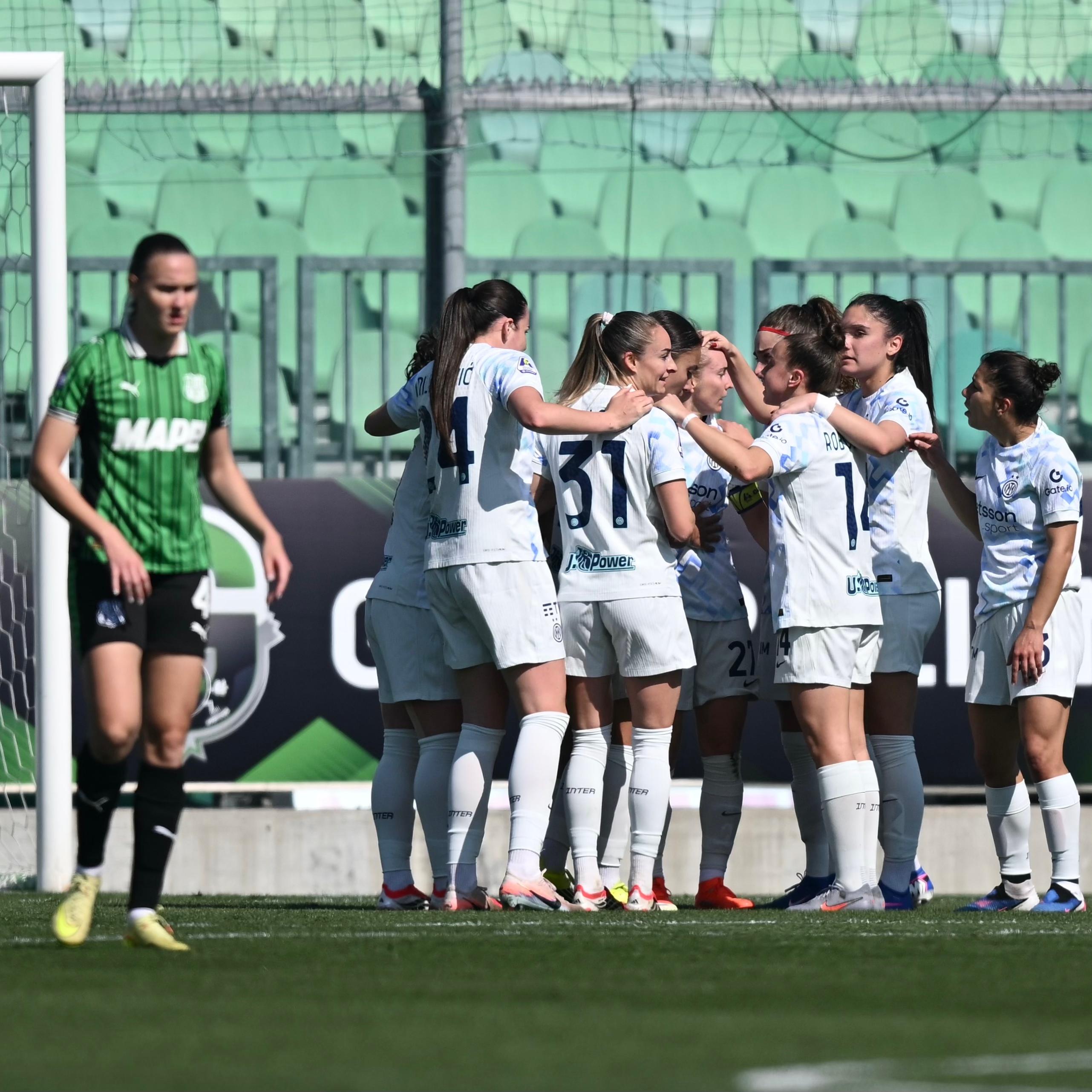 L’Inter batte 3-0 il Sassuolo e accorcia sulla Roma: primo posto a -4