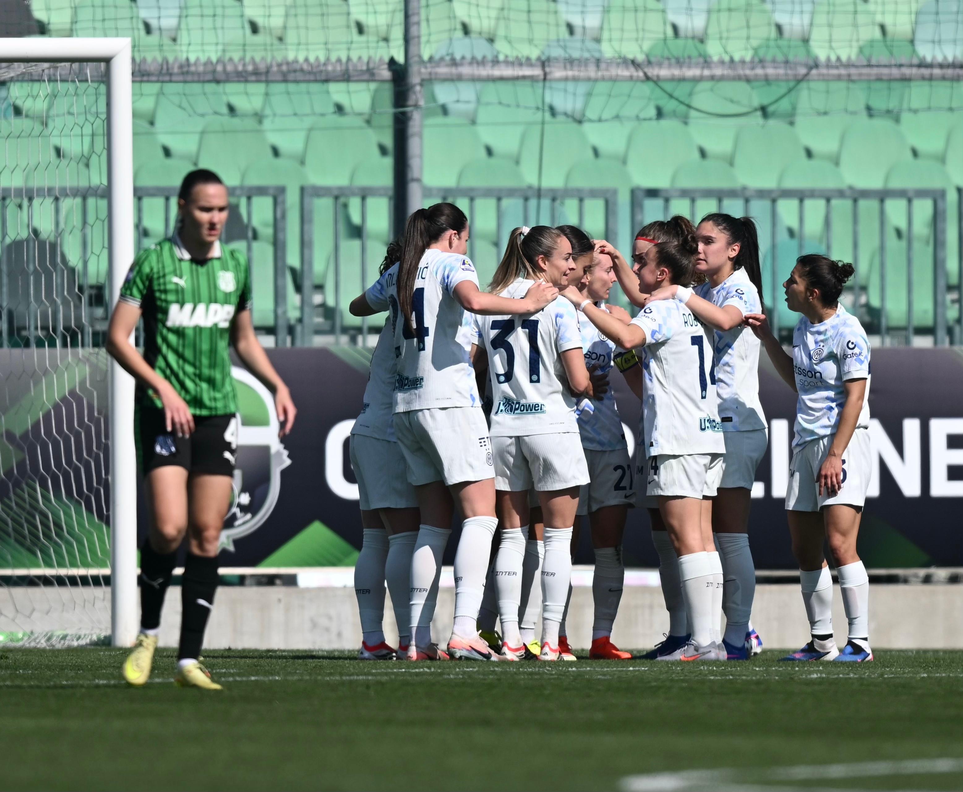 L’Inter batte 3-0 il Sassuolo e accorcia sulla Roma: primo posto a -4