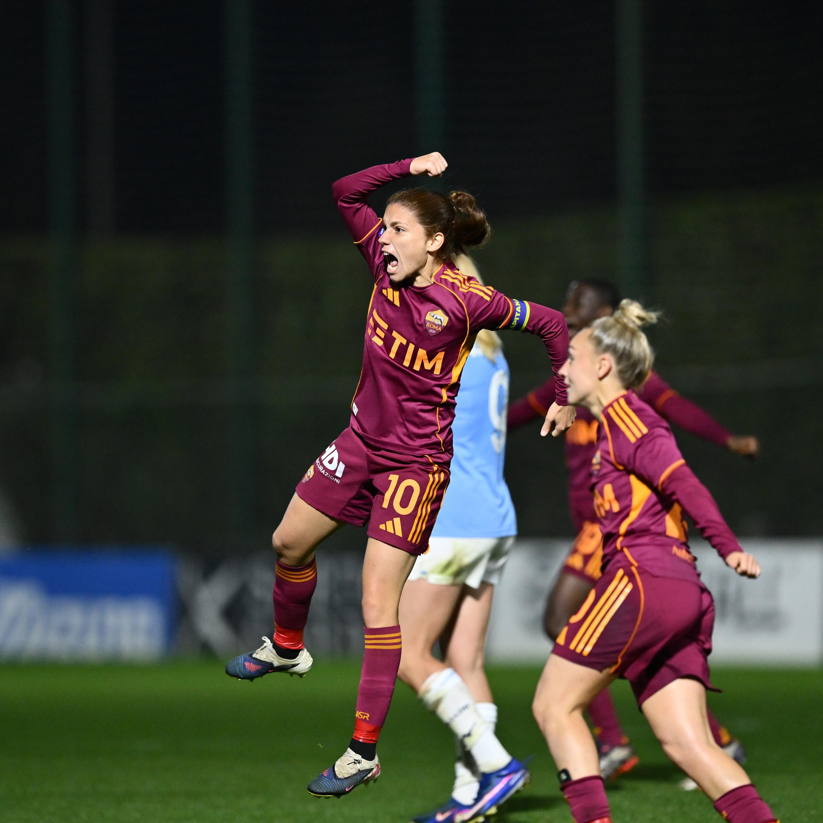 Estasi Roma! Lazio ribaltata 2-1 nel derby e allungo Scudetto, complici i pareggi di Inter e Juventus