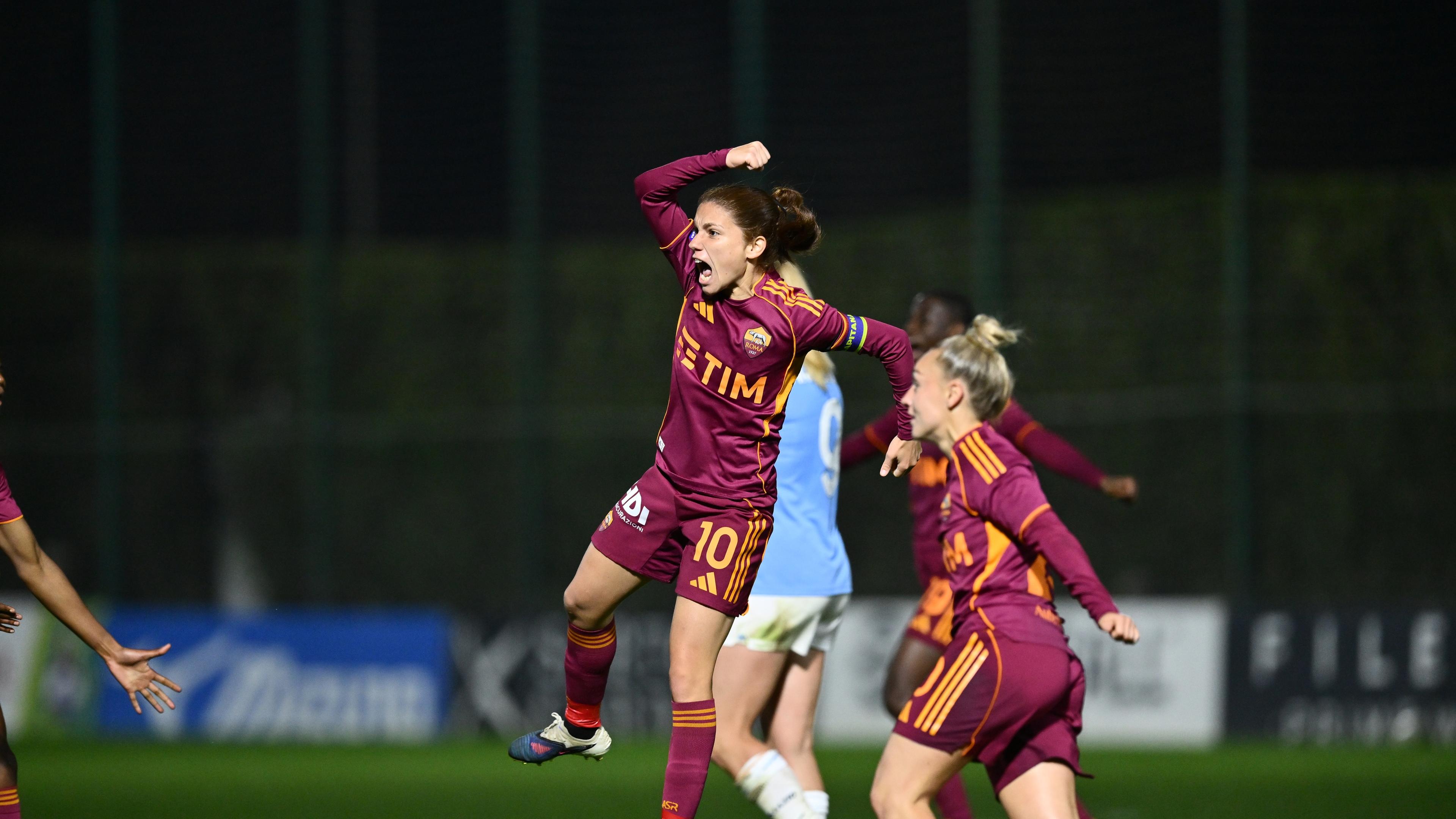 Estasi Roma! Lazio ribaltata 2-1 nel derby e allungo Scudetto, complici i pareggi di Inter e Juventus