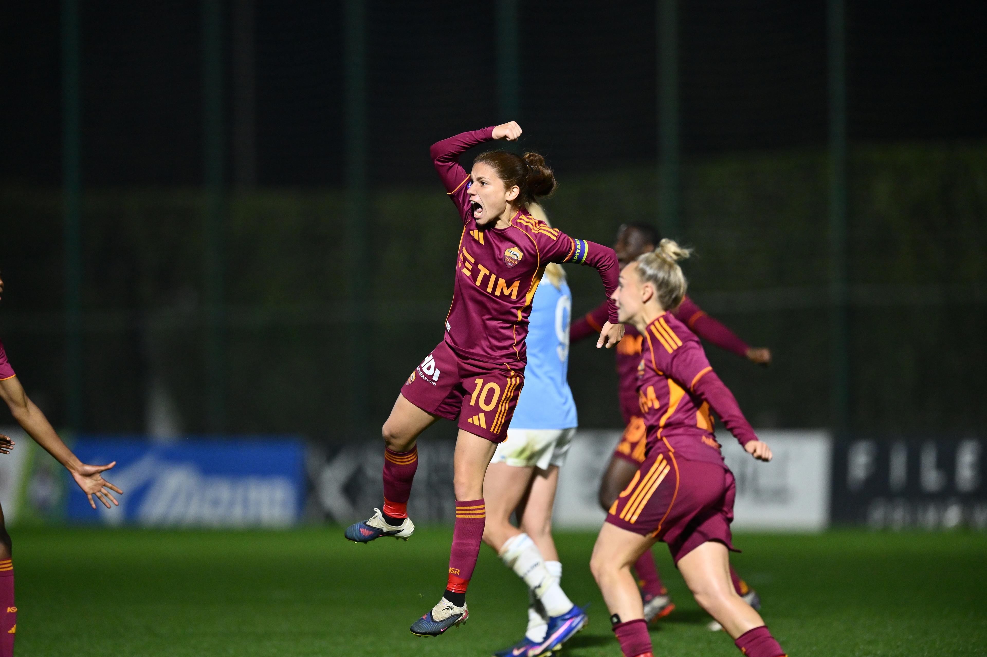 Estasi Roma! Lazio ribaltata 2-1 nel derby e allungo Scudetto, complici i pareggi di Inter e Juventus