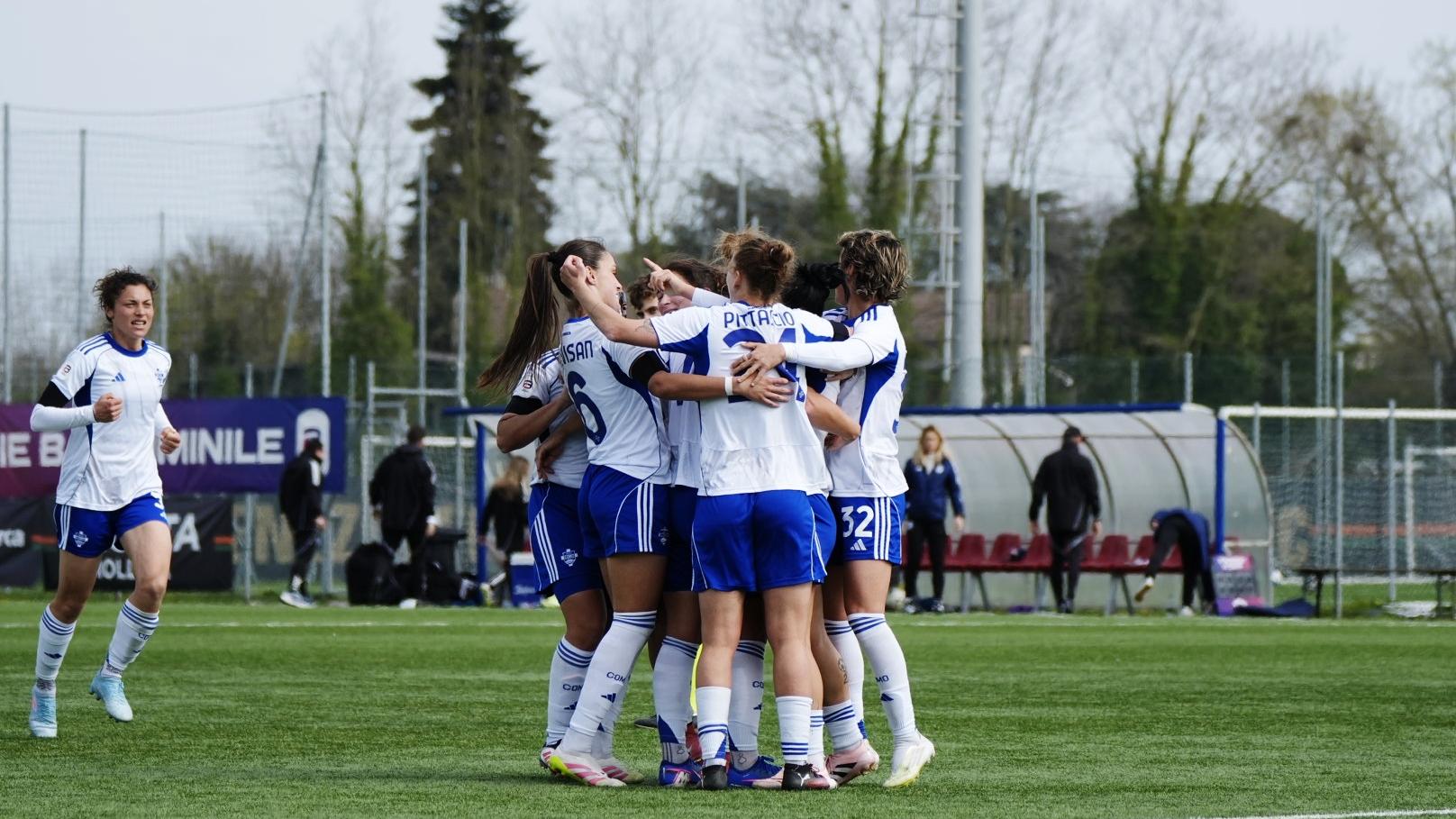 Il Como 1907 vince con il Venezia e tiene le inseguitrici a -8: Serie A sempre più vicina
