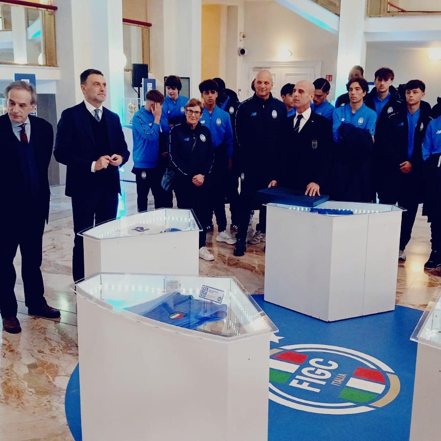 Inaugurata a Bergamo ‘Sfumature d’Azzurro’, al Teatro Donizetti in mostra i cimeli del Museo del Calcio di Coverciano