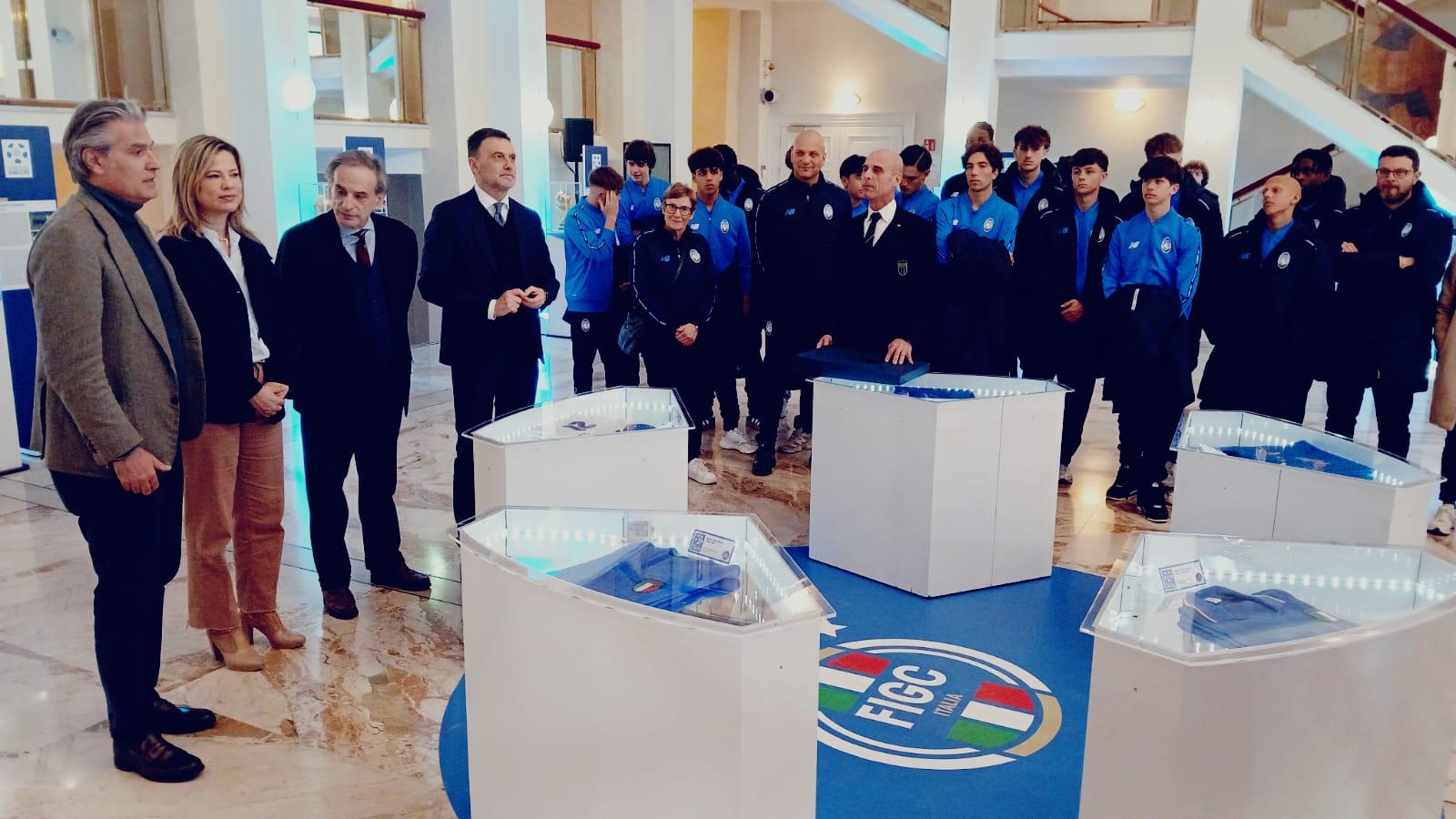 Inaugurata a Bergamo ‘Sfumature d’Azzurro’, al Teatro Donizetti in mostra i cimeli del Museo del Calcio di Coverciano