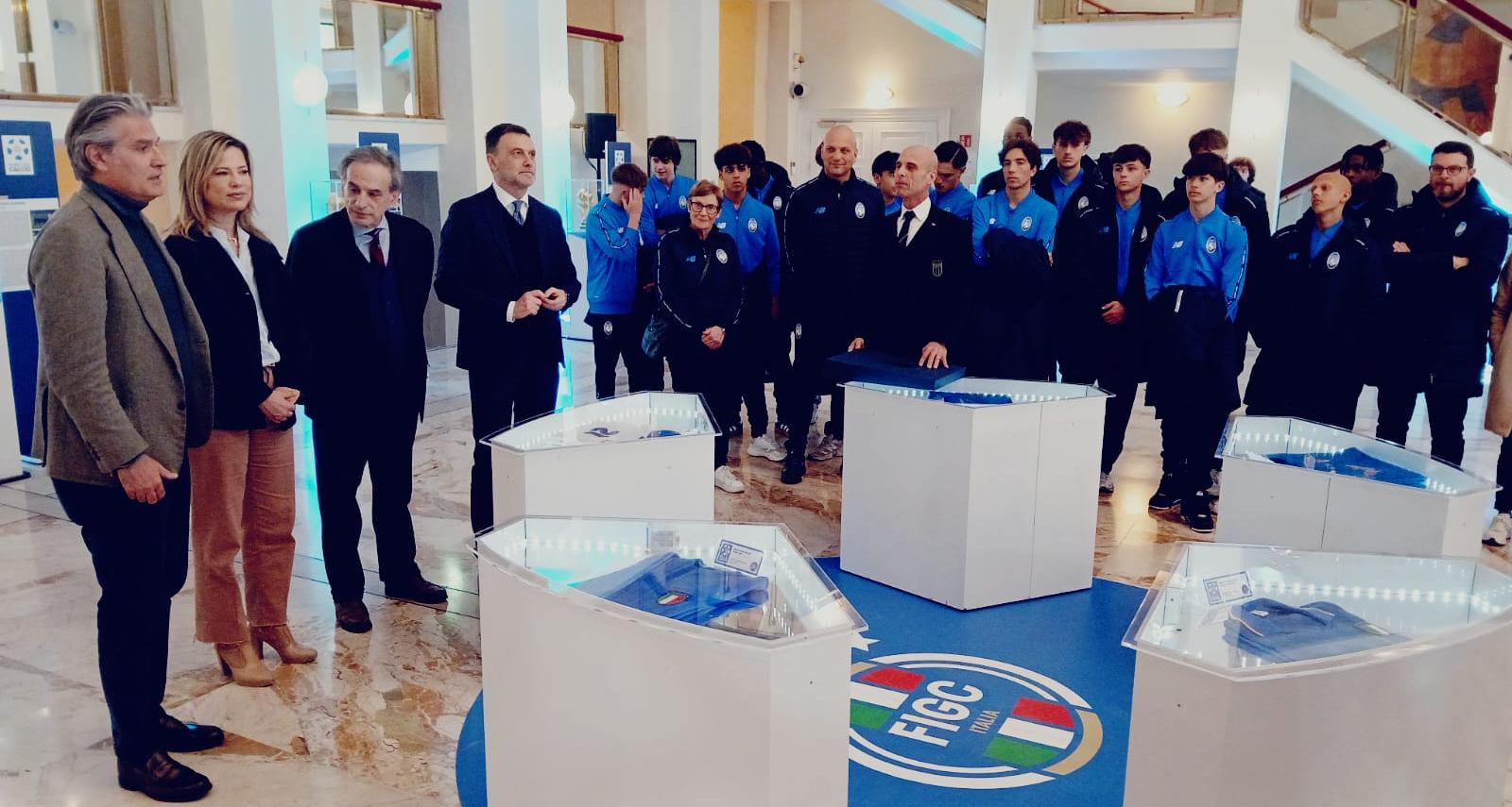 Inaugurata a Bergamo ‘Sfumature d’Azzurro’, al Teatro Donizetti in mostra i cimeli del Museo del Calcio di Coverciano