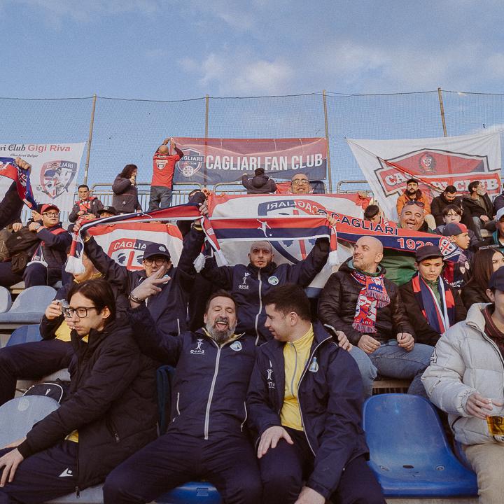 Un'iniziativa esemplare e riuscitissima: per Cagliari-Napoli di venerdì 20 il settore ospiti dello stadio ha accolto i club sardi della DCP