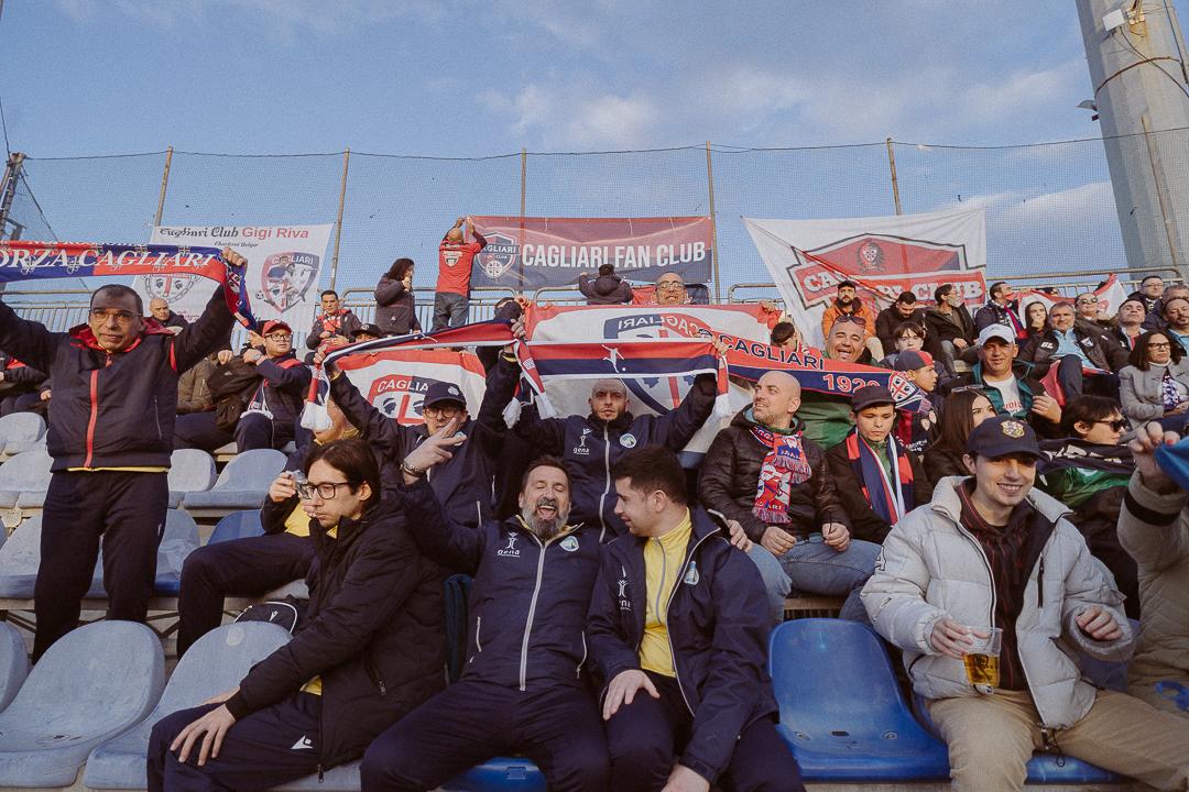 Un'iniziativa esemplare e riuscitissima: per Cagliari-Napoli di venerdì 20 il settore ospiti dello stadio ha accolto i club sardi della DCP