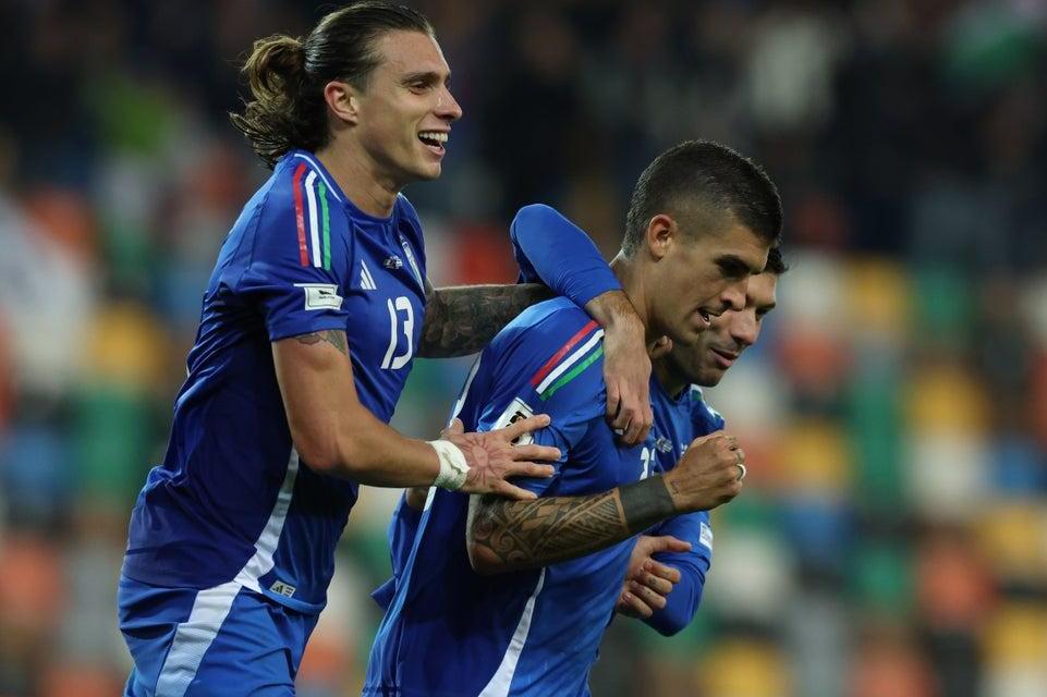 Calafiori celebrates with Mancini against Israel on 14 October 2025