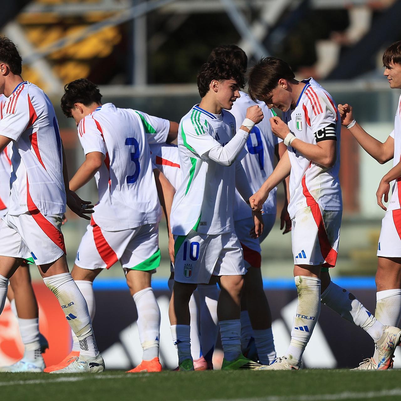 Italy on fire: 4–0 win over Iceland and top of the table. Franceschini: “One final piece left”