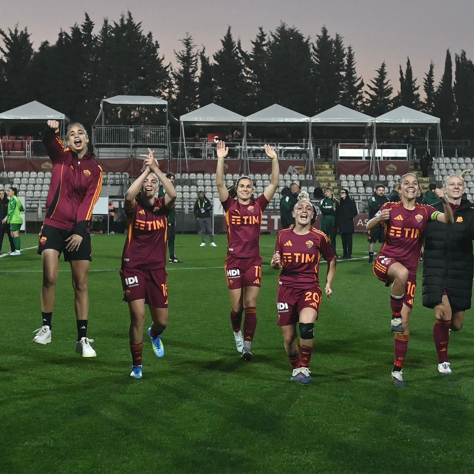 La Roma vince 4-3 una spettacolare sfida con il Como e va a +9 sull’Inter, tris del Milan sul Sassuolo