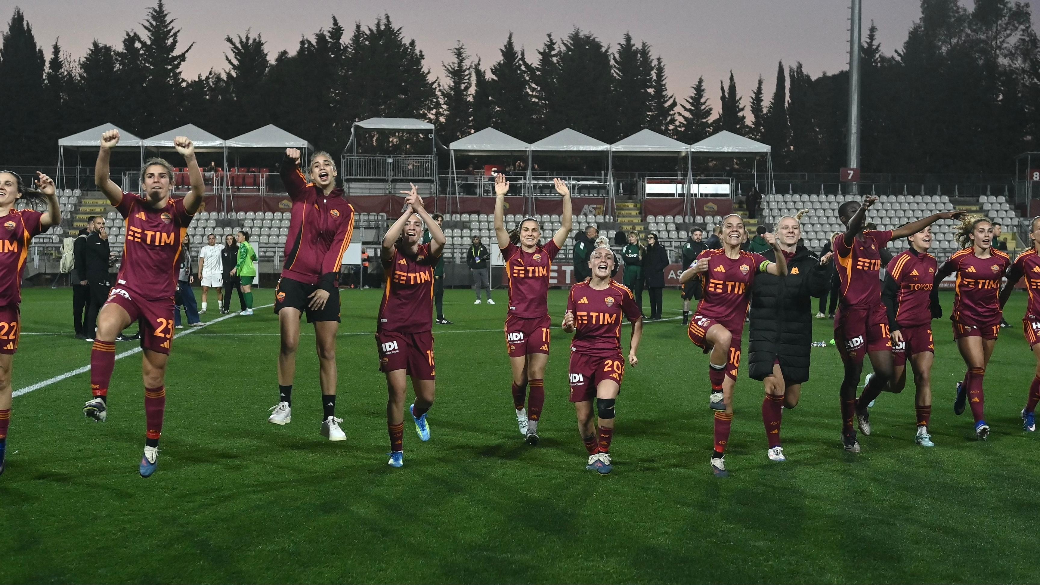 La Roma vince 4-3 una spettacolare sfida con il Como e va a +9 sull’Inter, tris del Milan sul Sassuolo
