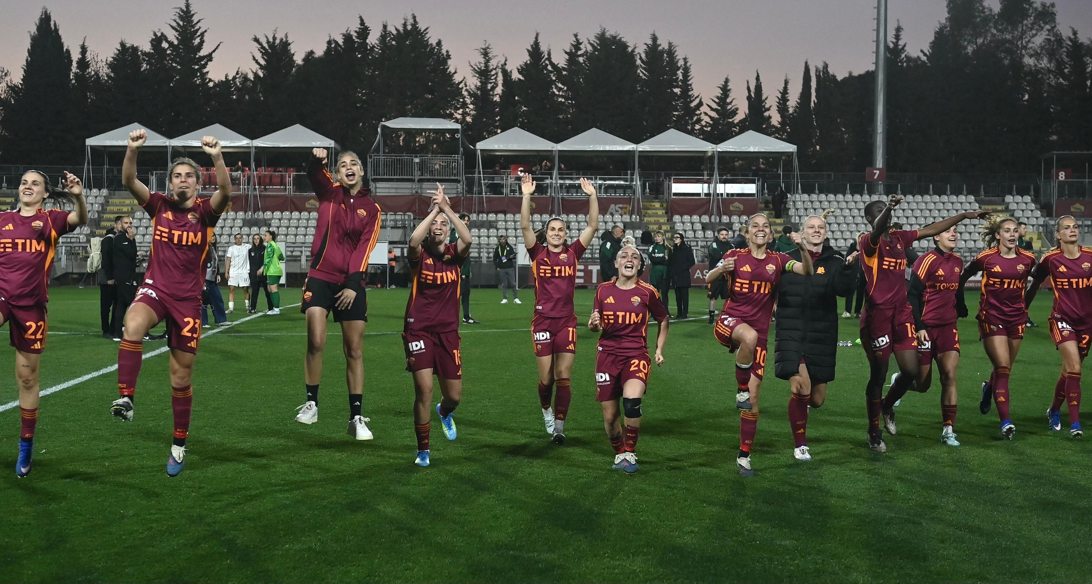 La Roma vince 4-3 una spettacolare sfida con il Como e va a +9 sull’Inter, tris del Milan sul Sassuolo
