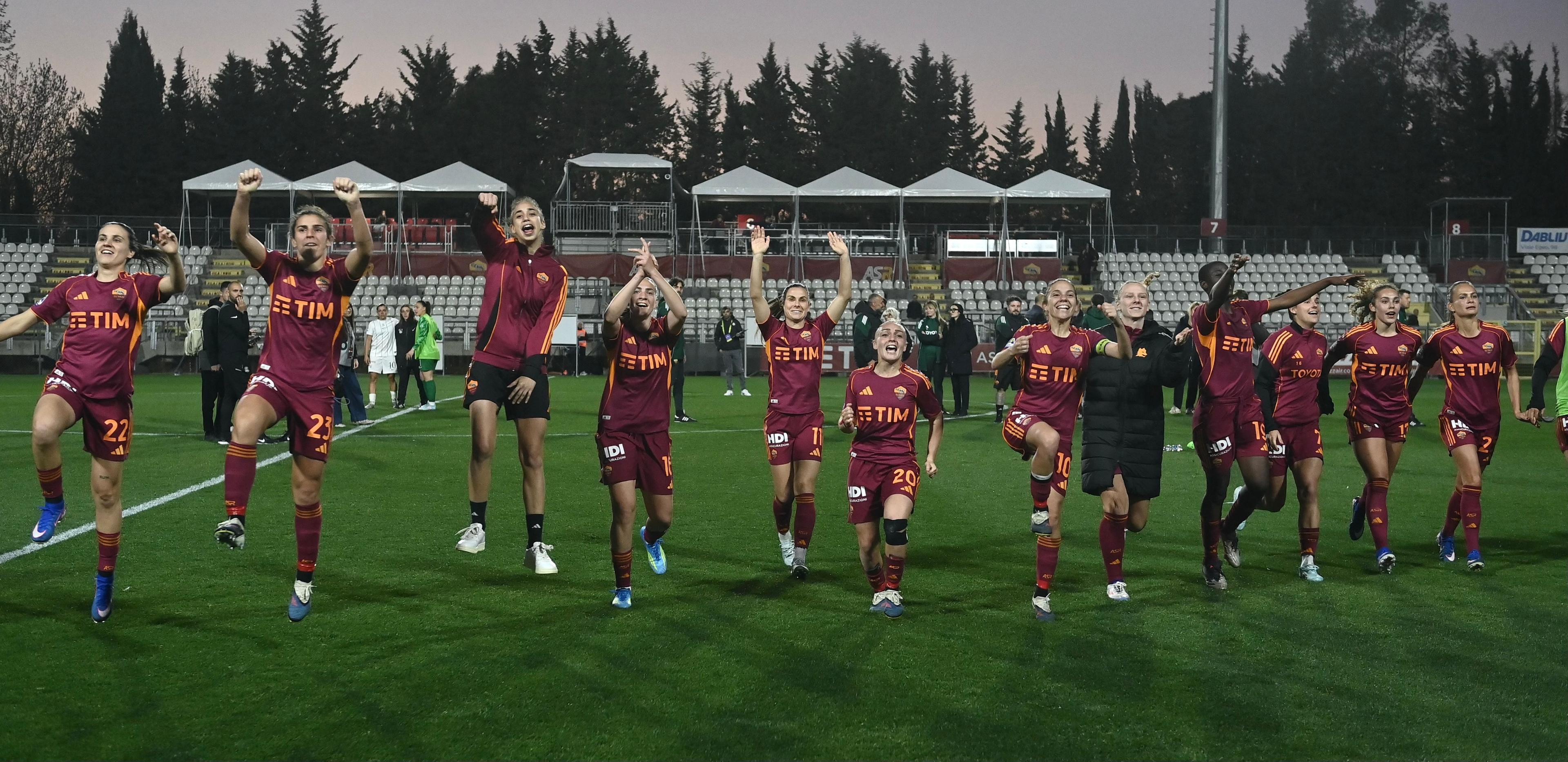 La Roma vince 4-3 una spettacolare sfida con il Como e va a +9 sull’Inter, tris del Milan sul Sassuolo