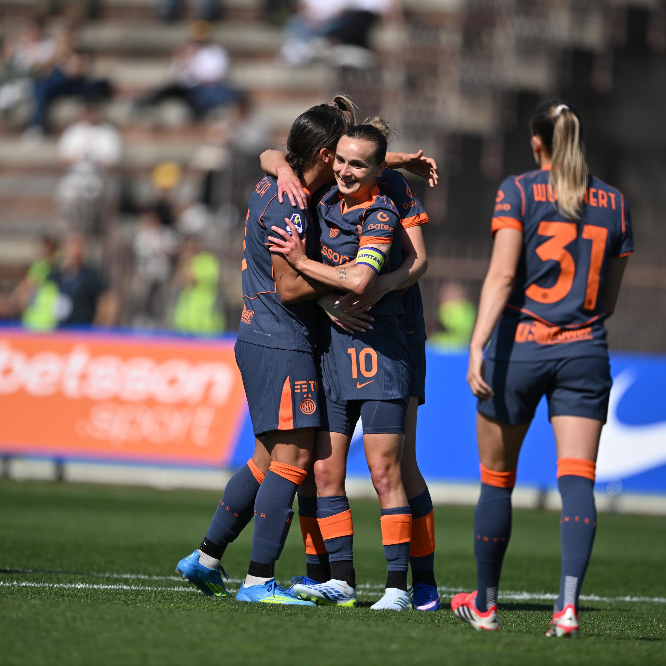 Inter, 5-2 alla Lazio per tenere aperto il campionato. Napoli show, Juventus ok e colpo salvezza Parma