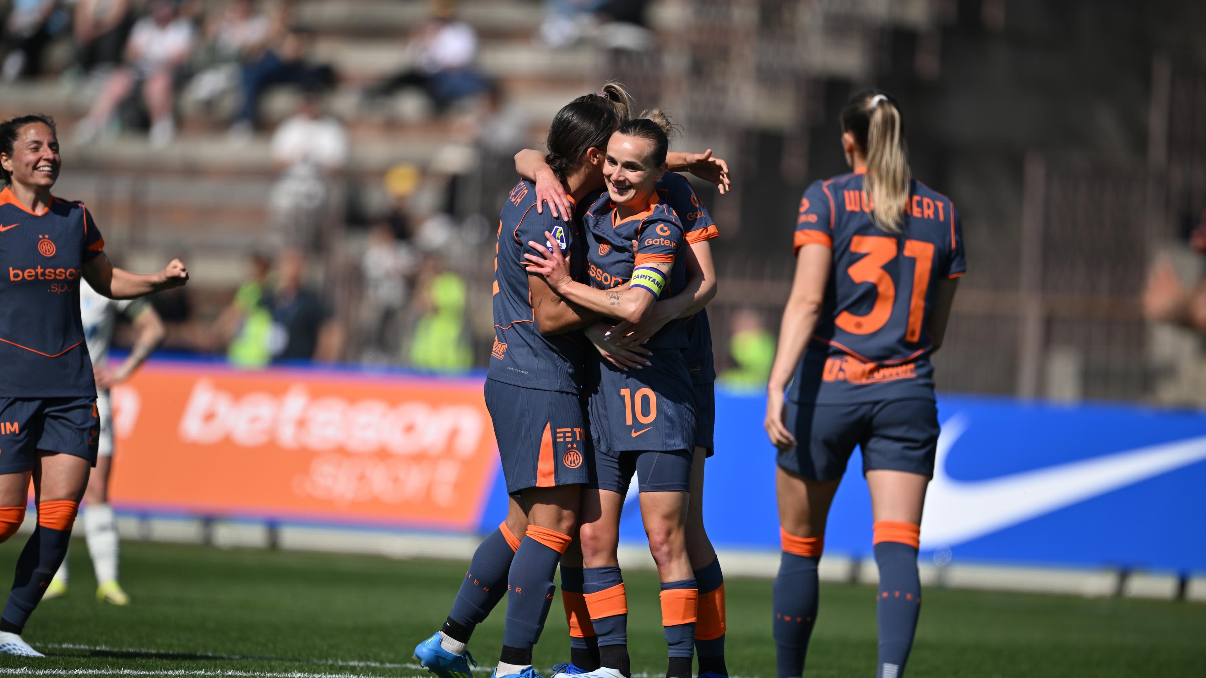 Inter, 5-2 alla Lazio per tenere aperto il campionato. Napoli show, Juventus ok e colpo salvezza Parma