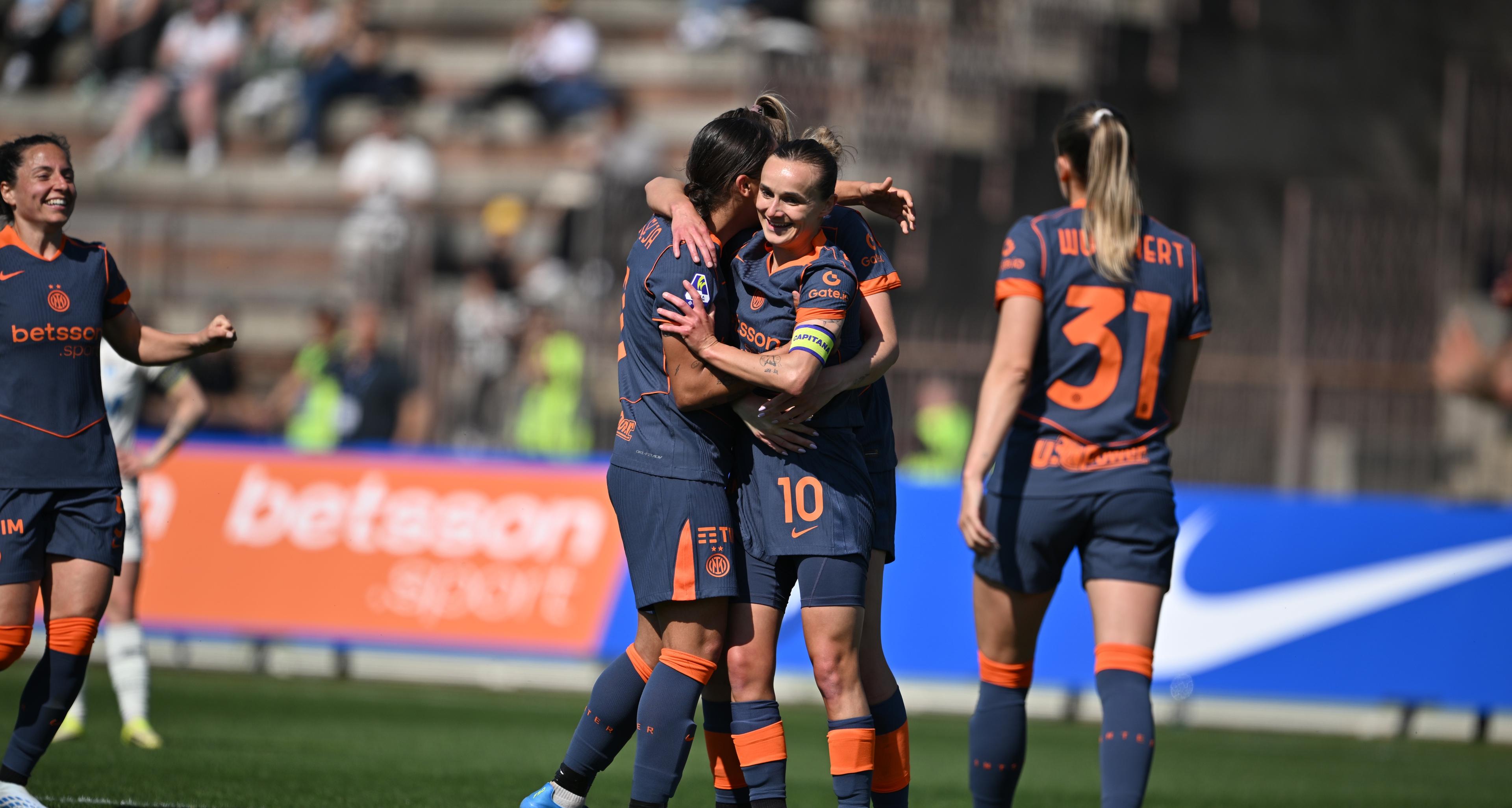 Inter, 5-2 alla Lazio per tenere aperto il campionato. Napoli show, Juventus ok e colpo salvezza Parma