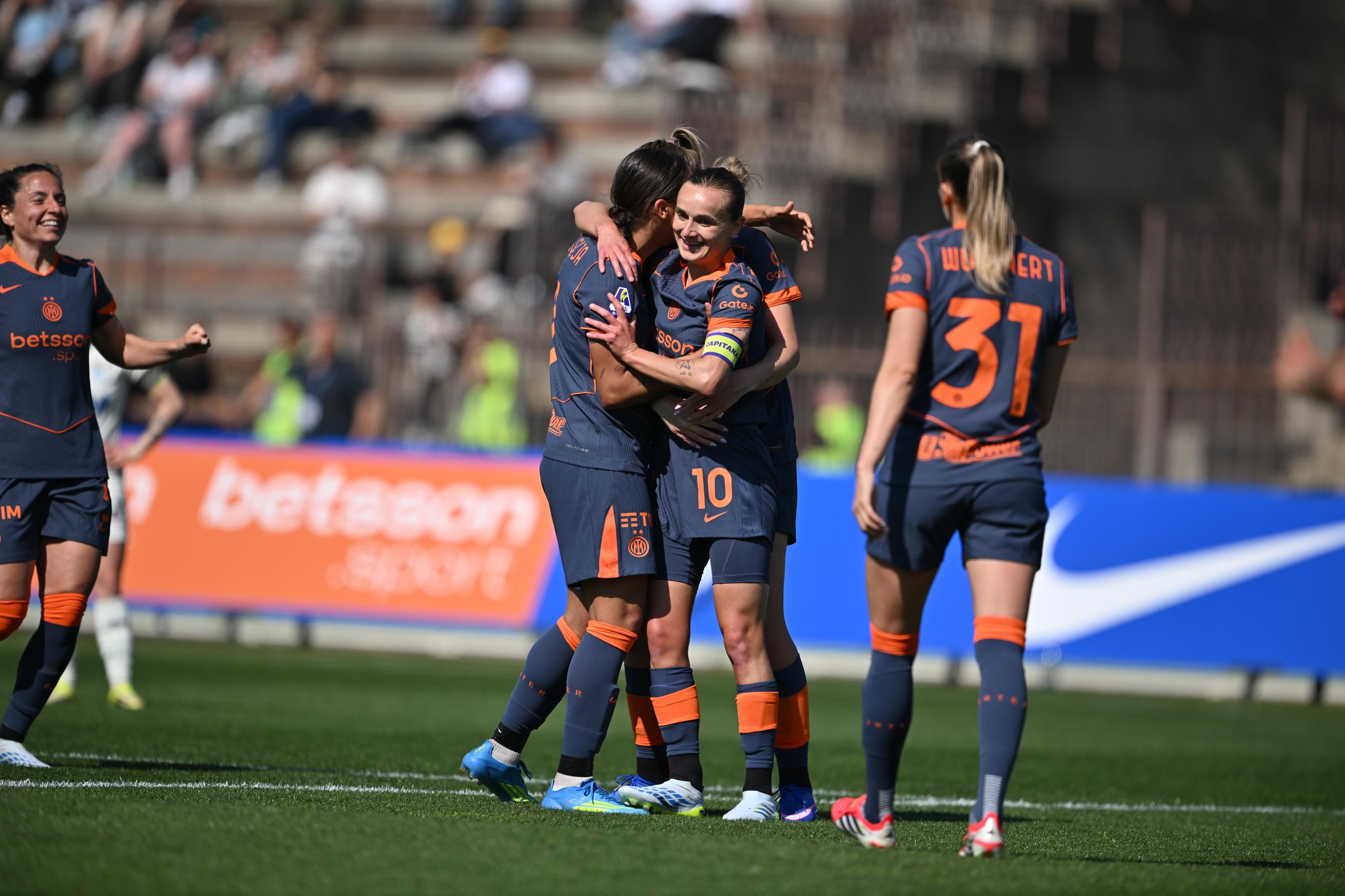 Inter, 5-2 alla Lazio per tenere aperto il campionato. Napoli show, Juventus ok e colpo salvezza Parma