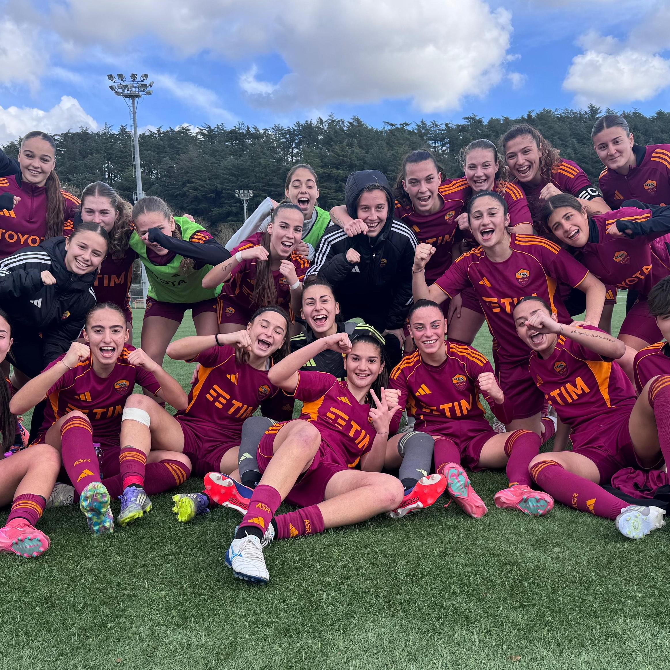 Juventus e Sassuolo vincono, Milan e Roma dilagano: vetta invariata