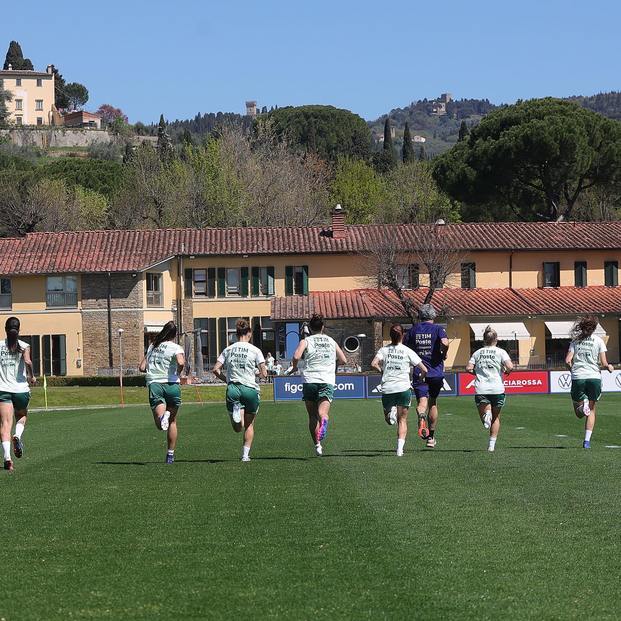 Nazionale femminile al lavoro a Coverciano: primo allenamento in vista delle trasferte in Serbia e Danimarca