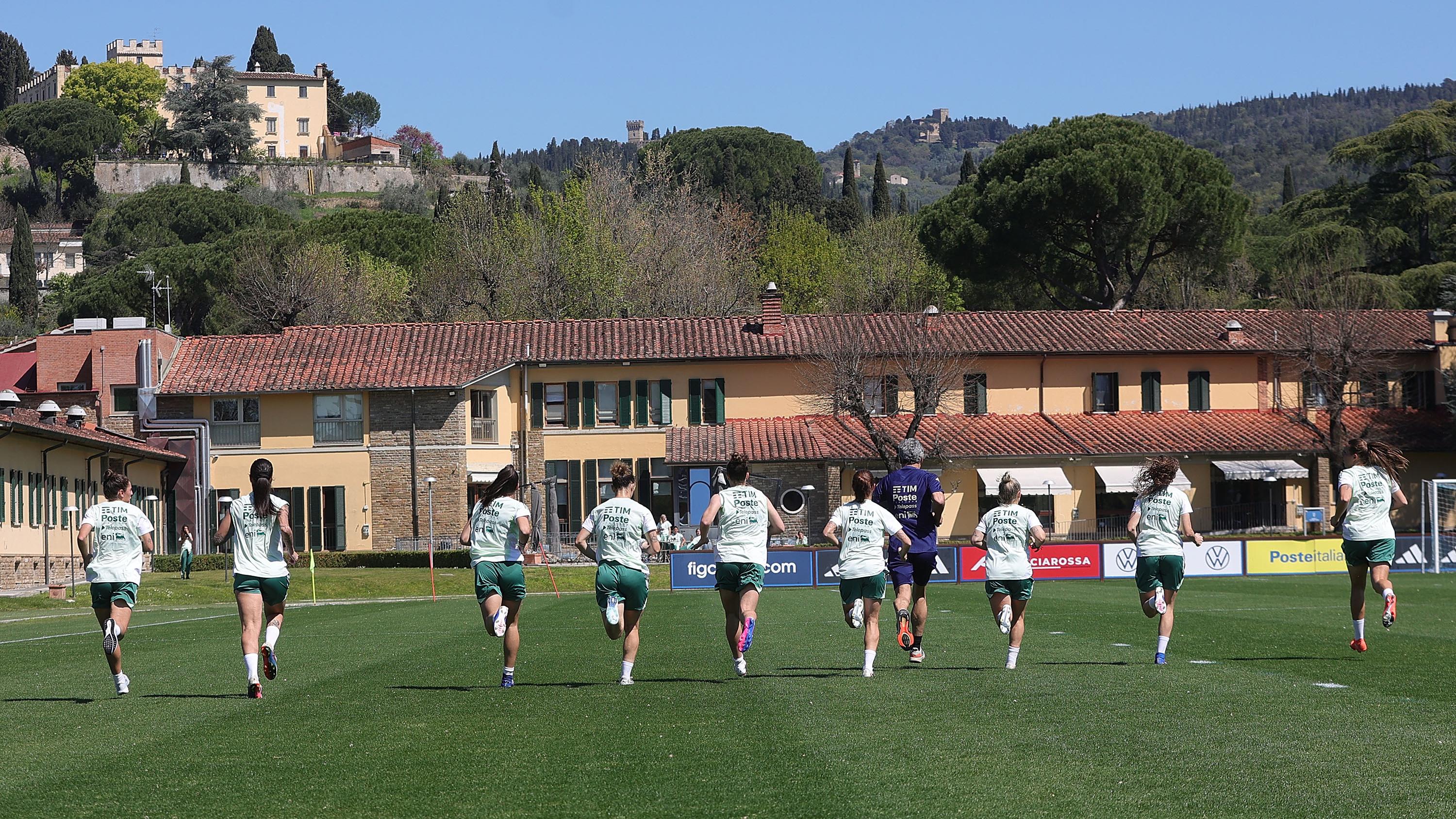 Nazionale femminile al lavoro a Coverciano: primo allenamento in vista delle trasferte in Serbia e Danimarca