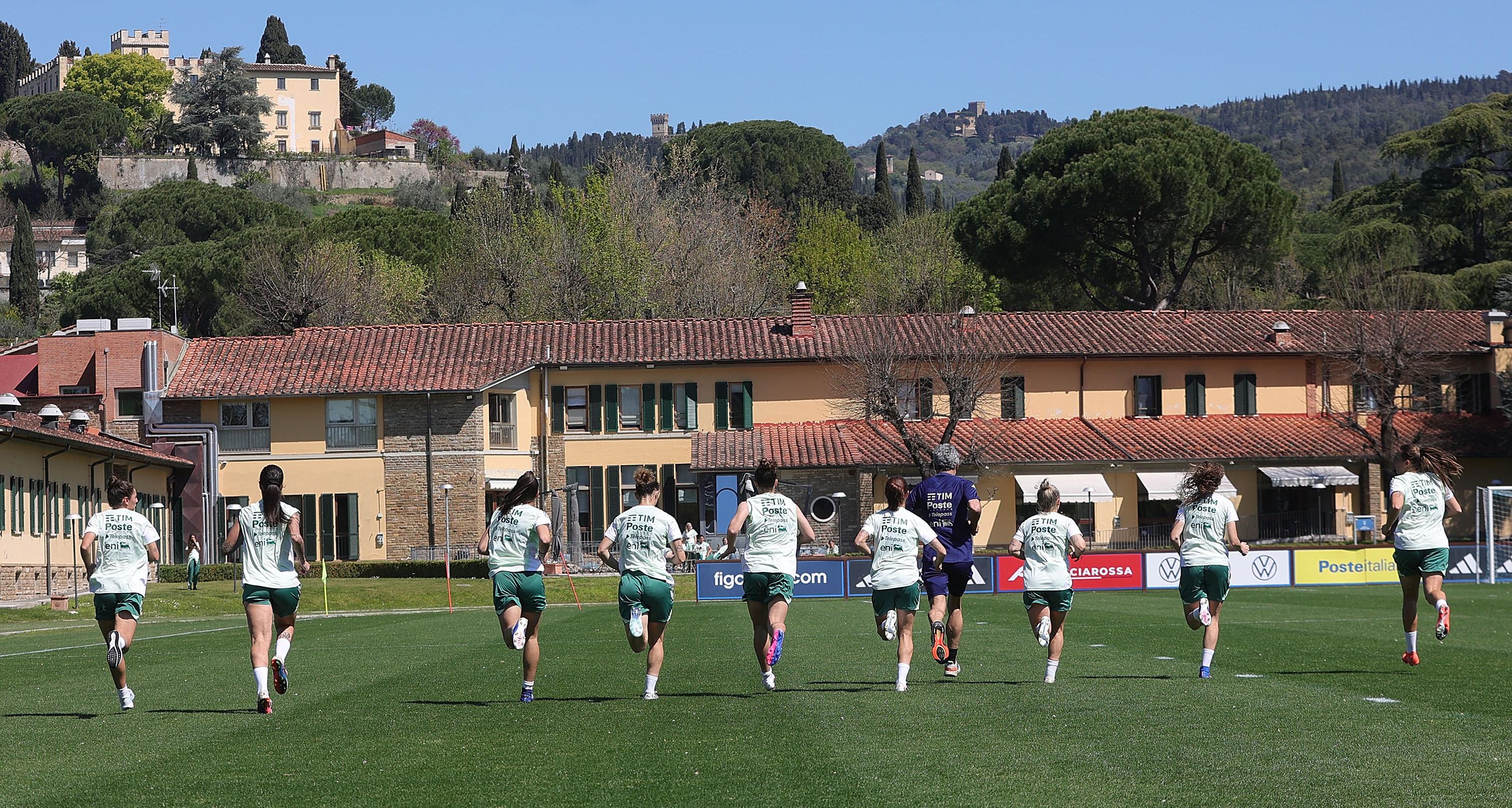 Nazionale femminile al lavoro a Coverciano: primo allenamento in vista delle trasferte in Serbia e Danimarca