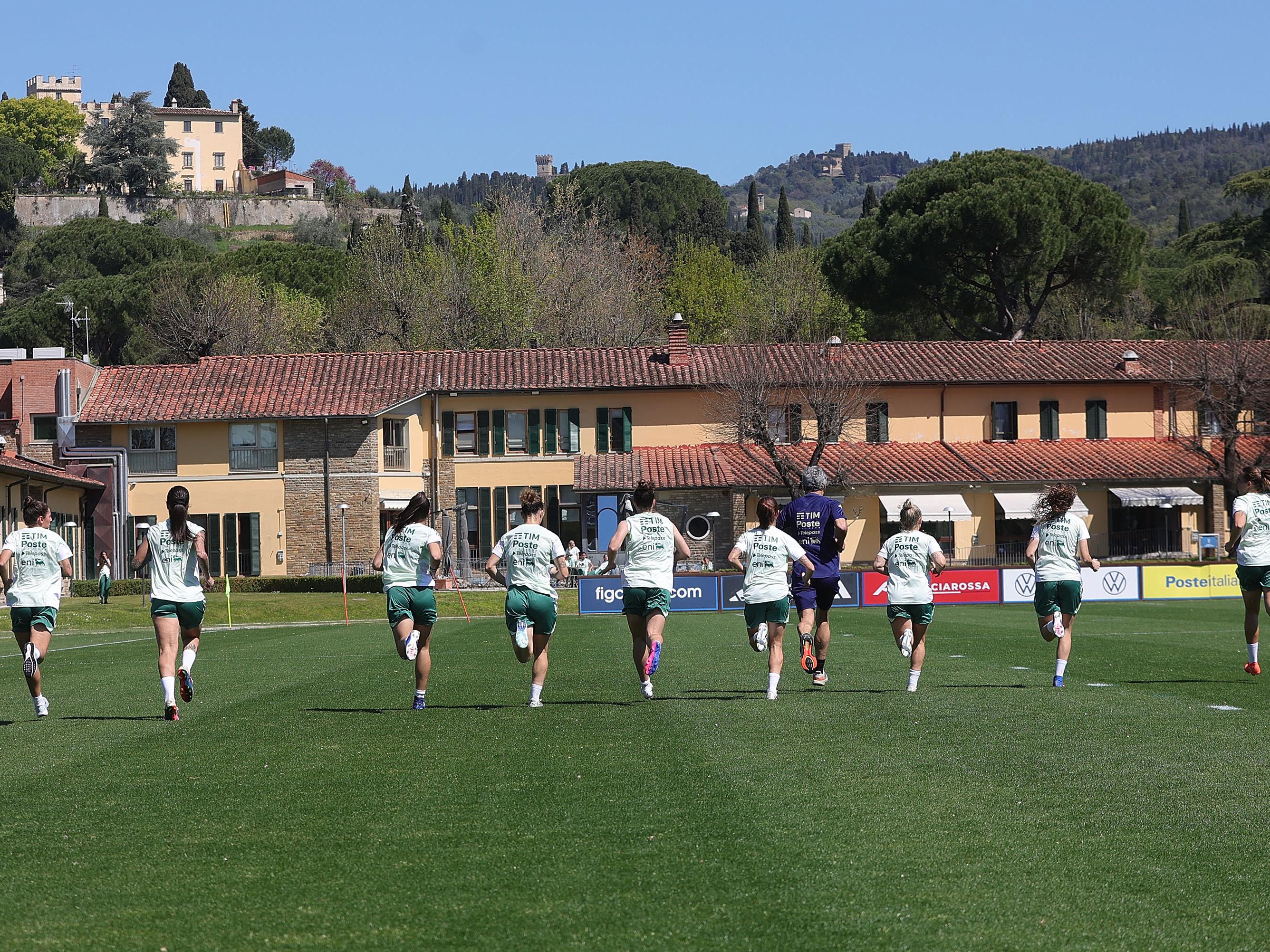Nazionale femminile al lavoro a Coverciano: primo allenamento in vista delle trasferte in Serbia e Danimarca