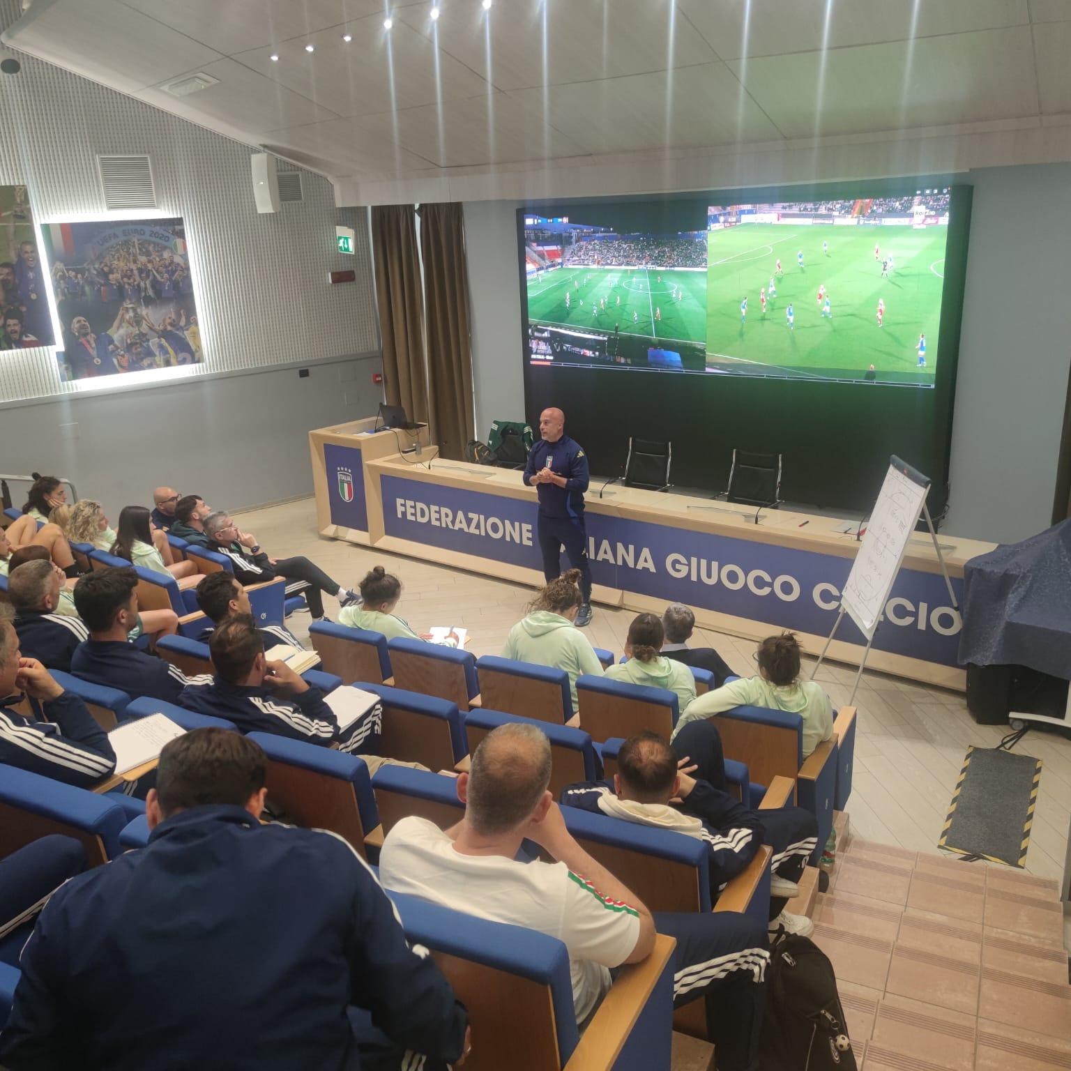 Il Ct Soncin docente per un giorno a Coverciano: ad ascoltarlo anche le ‘sue’ Azzurre