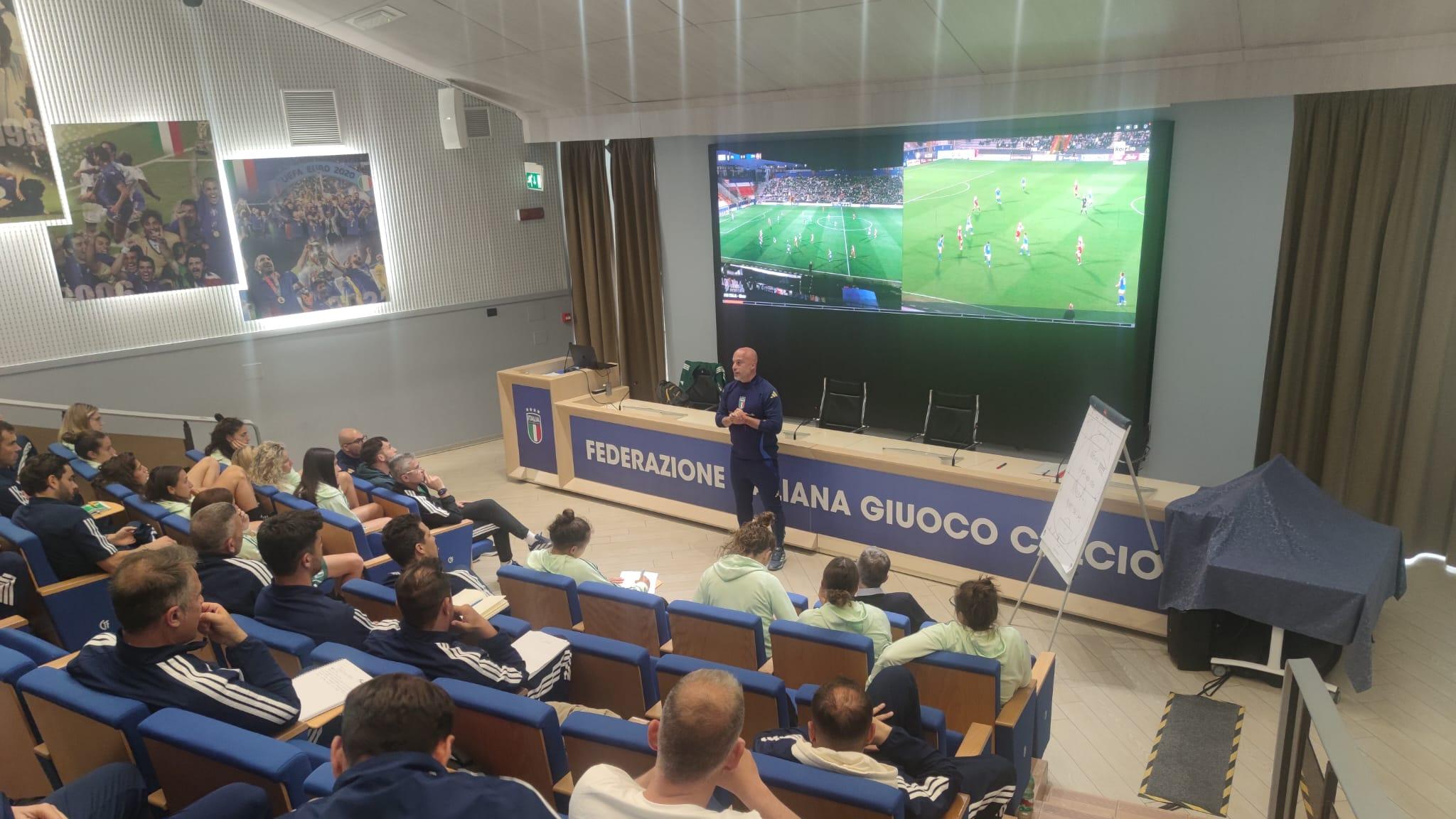 Il Ct Soncin docente per un giorno a Coverciano: ad ascoltarlo anche le ‘sue’ Azzurre