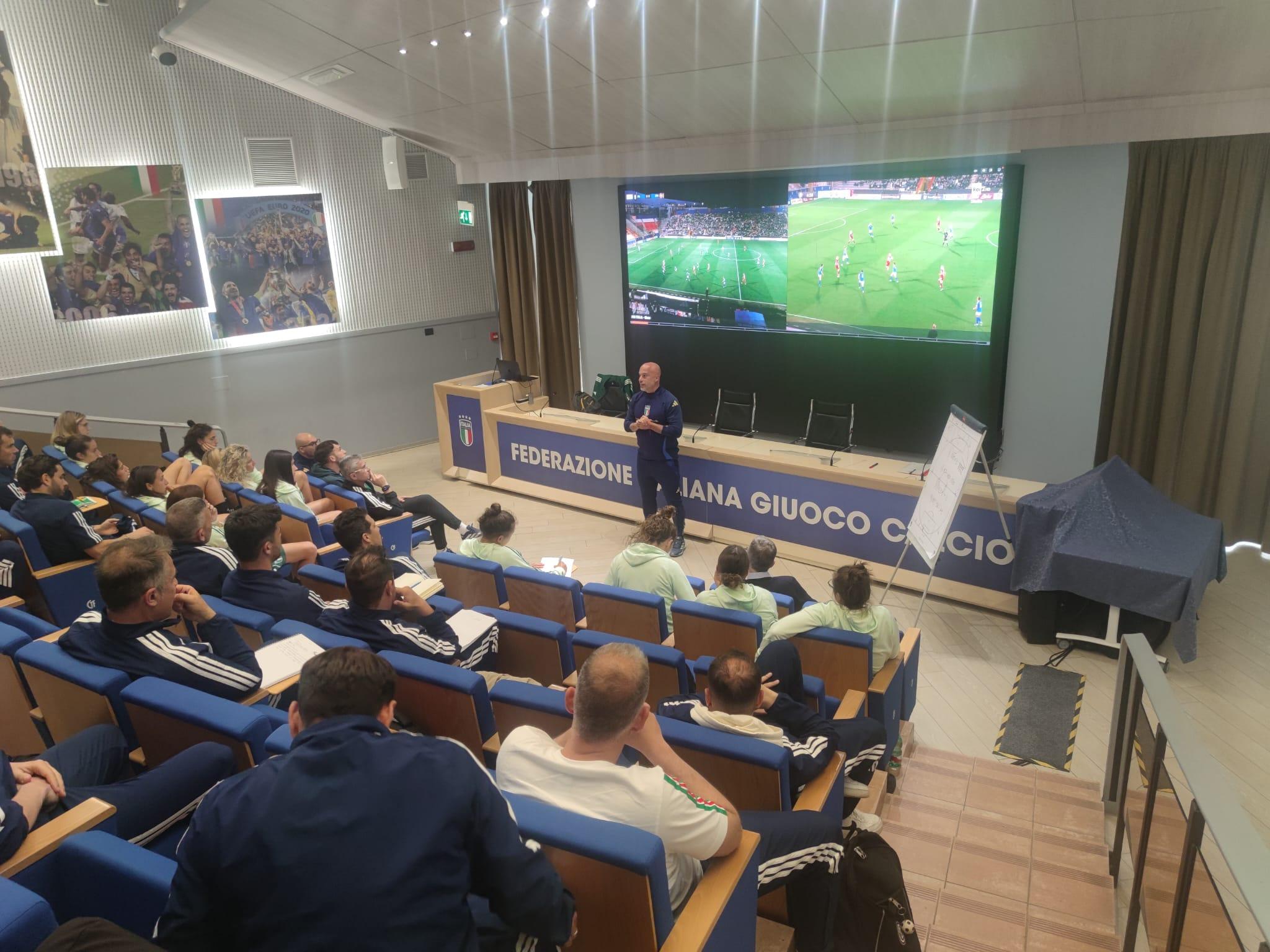 Il Ct Soncin docente per un giorno a Coverciano: ad ascoltarlo anche le ‘sue’ Azzurre