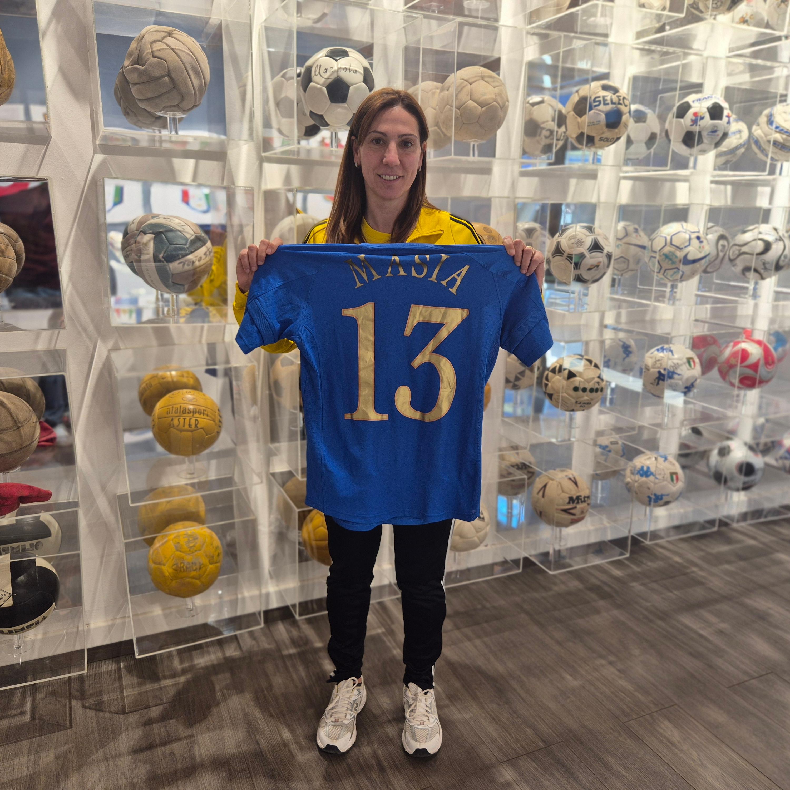 Alta stagione al Museo del Calcio. Tra i visitatori anche l’ex azzurra Gioia Masia, che ha donato la sua maglia