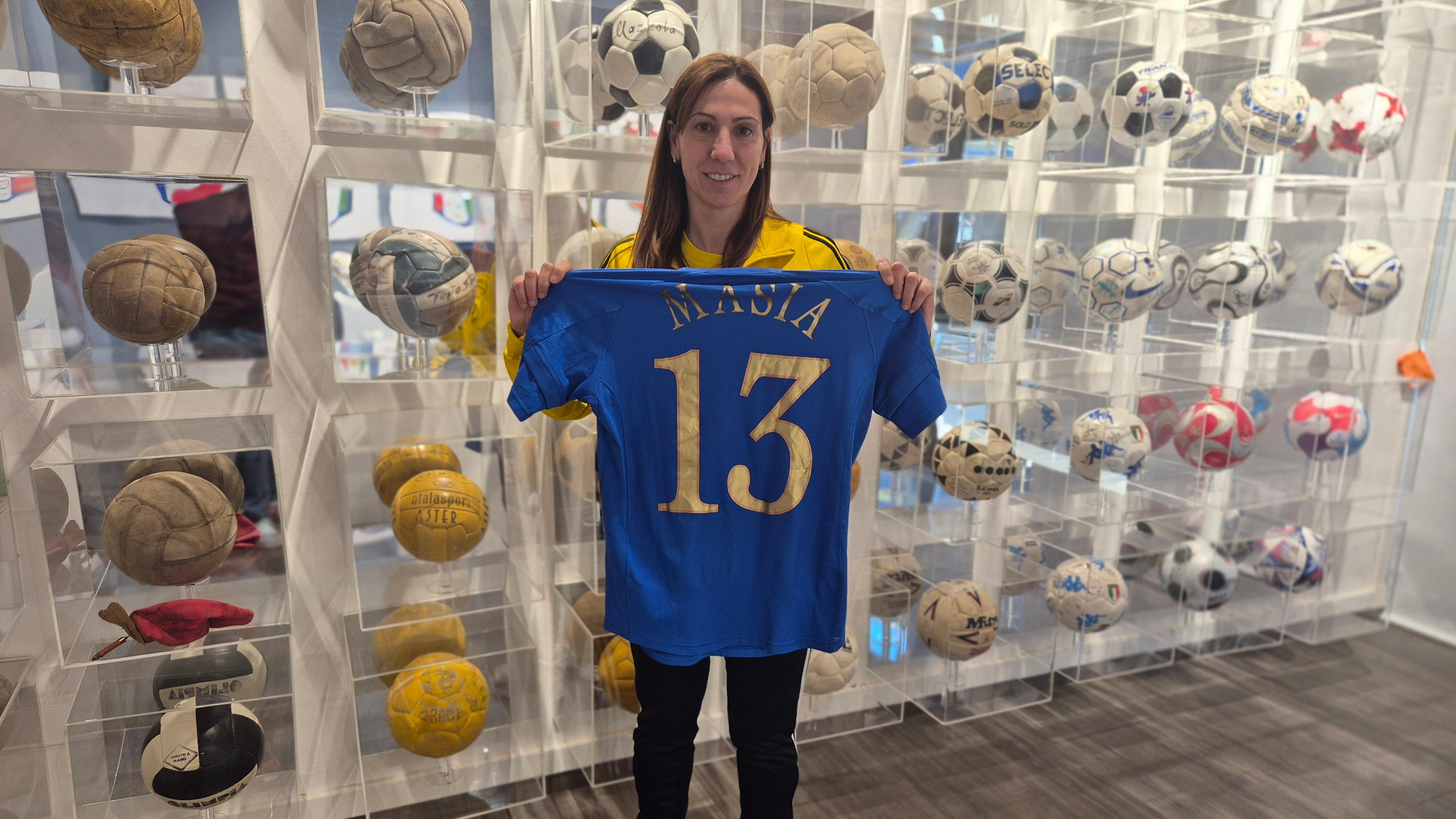 Alta stagione al Museo del Calcio. Tra i visitatori anche l’ex azzurra Gioia Masia, che ha donato la sua maglia