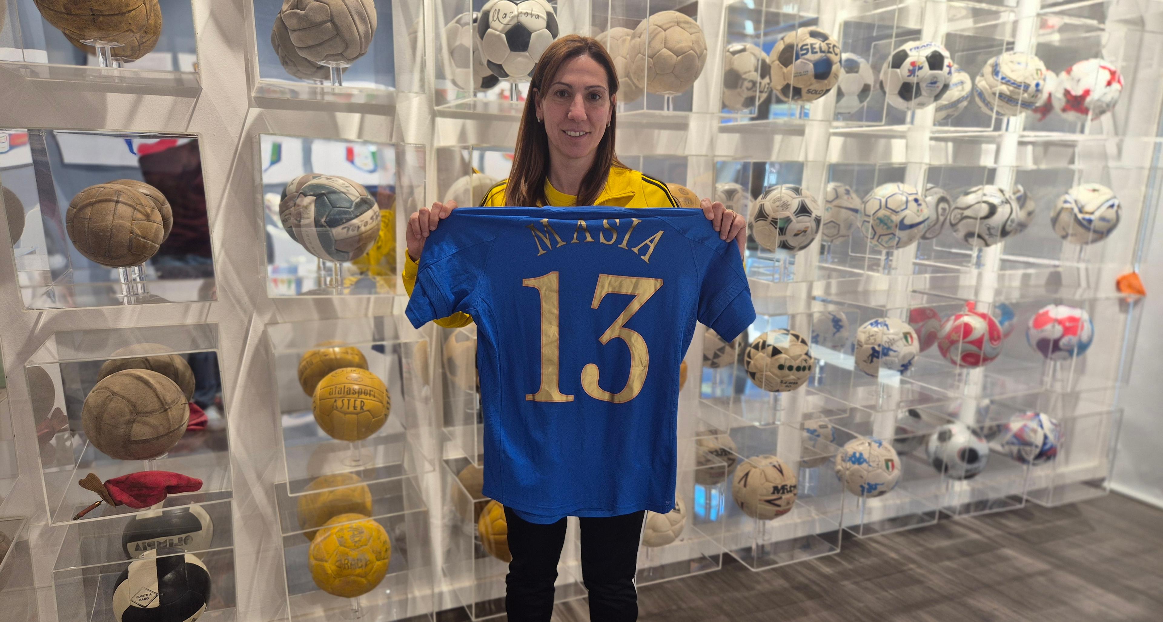 Alta stagione al Museo del Calcio. Tra i visitatori anche l’ex azzurra Gioia Masia, che ha donato la sua maglia
