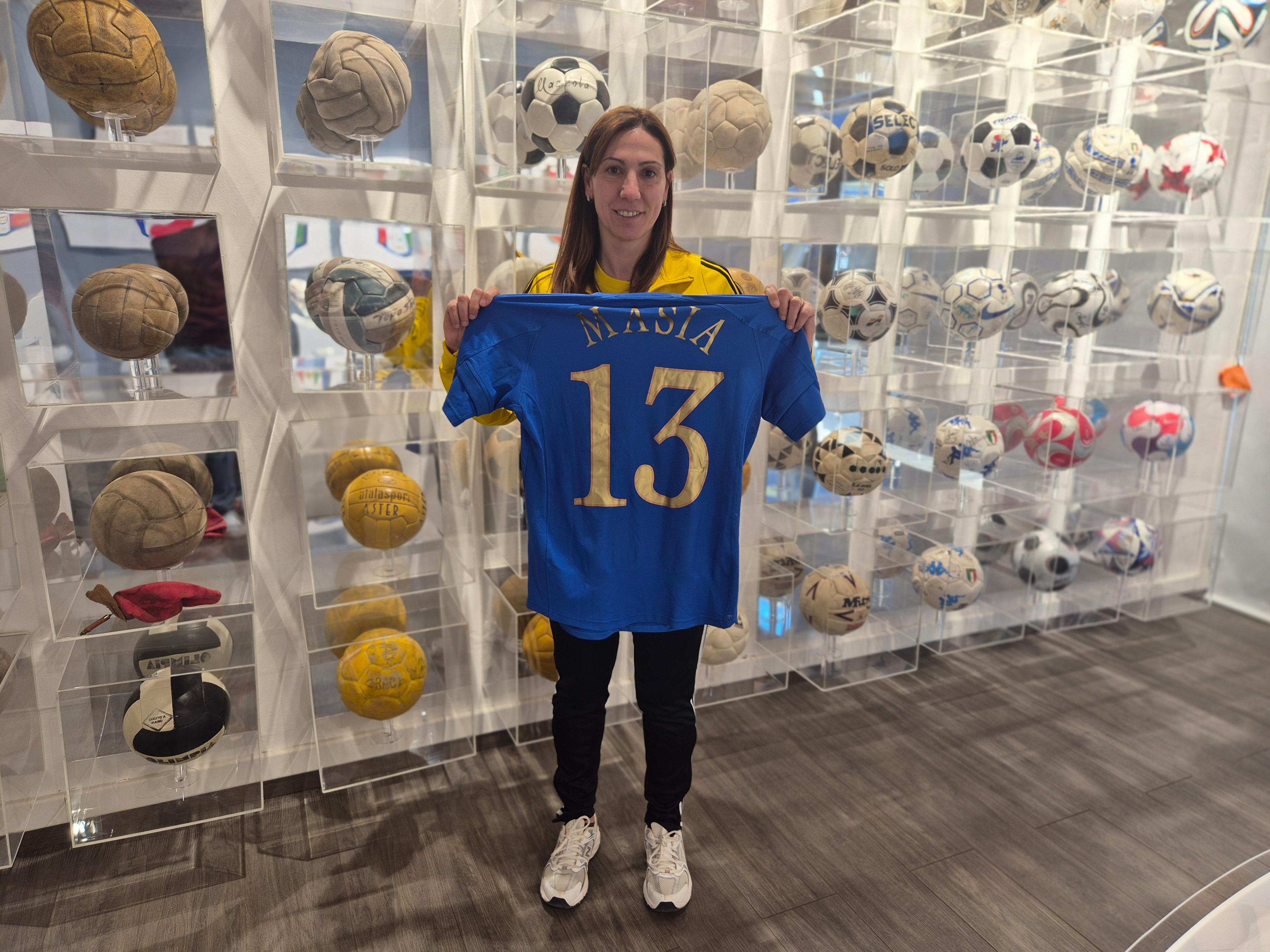 Alta stagione al Museo del Calcio. Tra i visitatori anche l’ex azzurra Gioia Masia, che ha donato la sua maglia