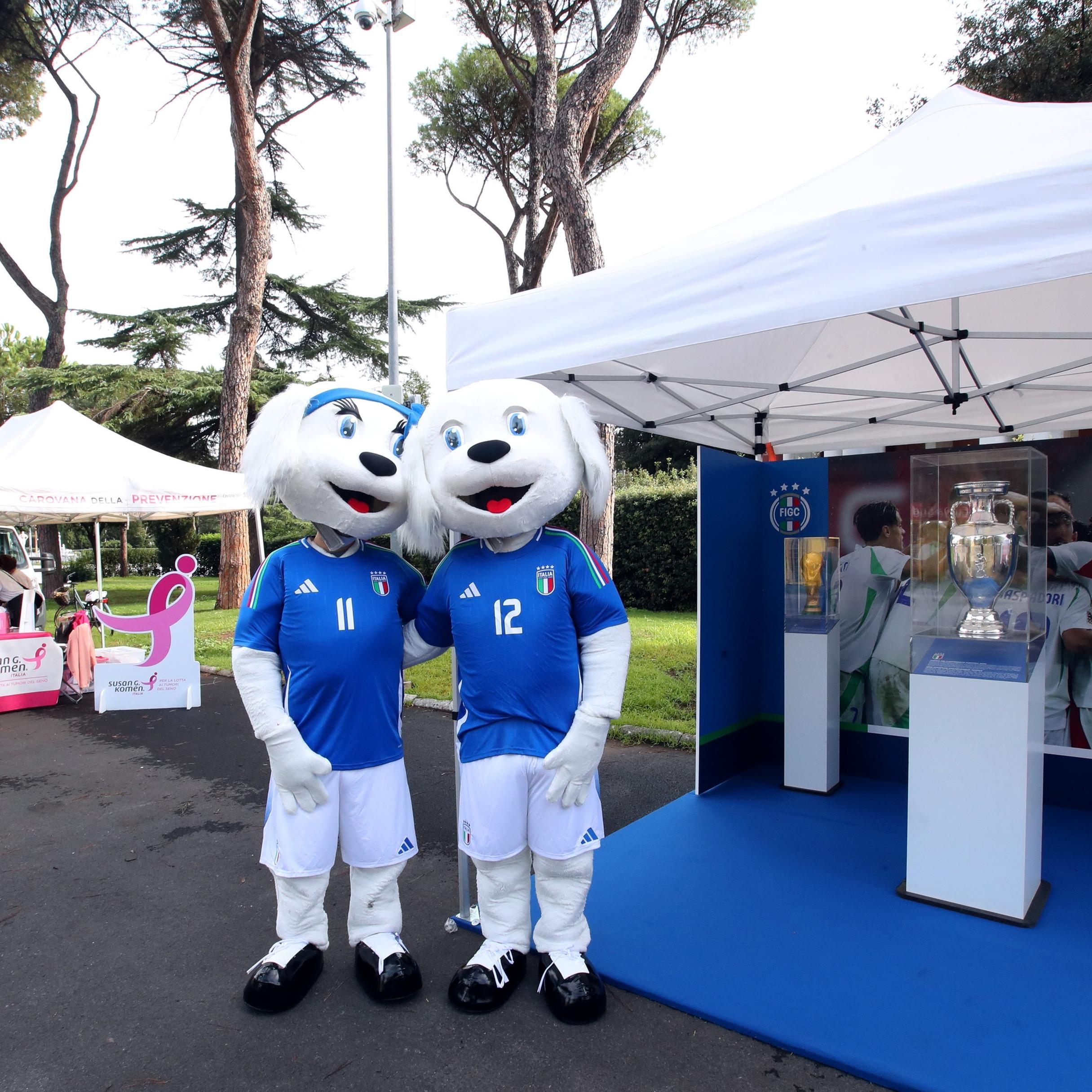 Lo stand della FIGC alla Race for the Cure: in mostra i trofei conquistati dalla Nazionale