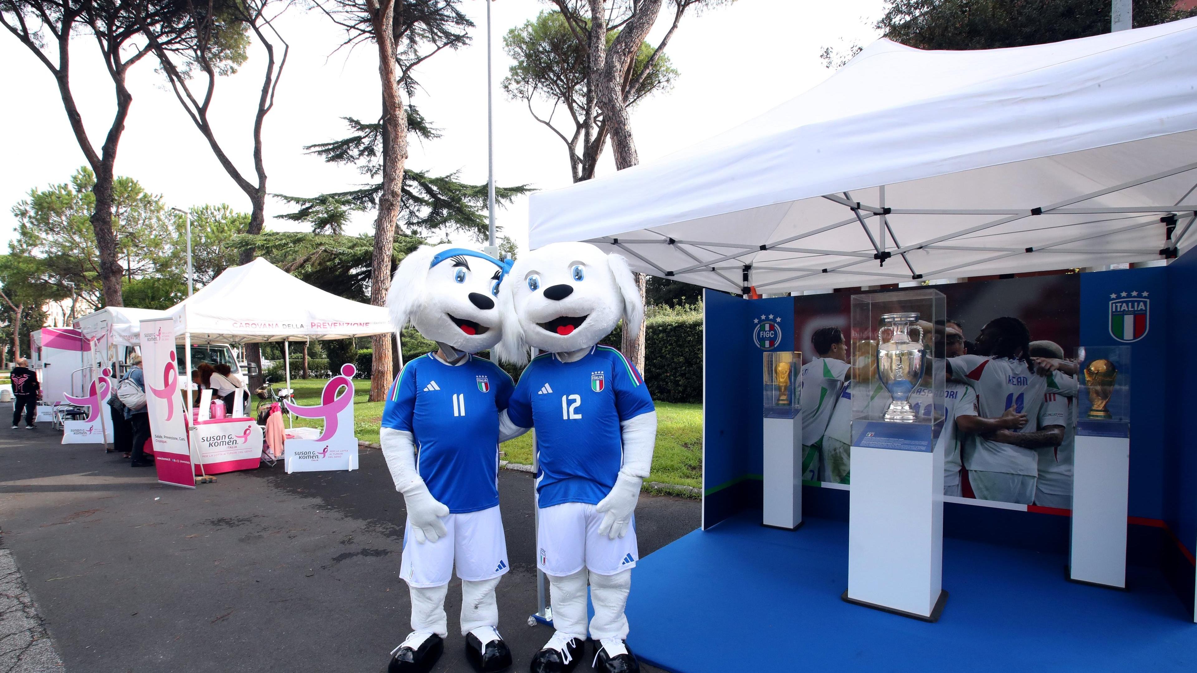 Lo stand della FIGC alla Race for the Cure: in mostra i trofei conquistati dalla Nazionale