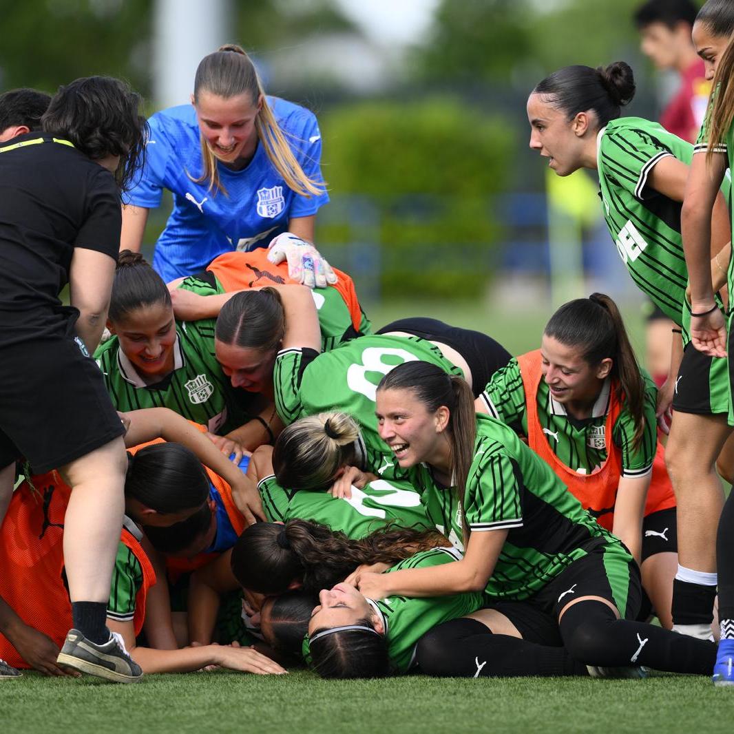 Il Sassuolo fa festa insieme ai suoi tifosi. Doppietta di Stanic e Roma ko, ora la finalissima con il Milan