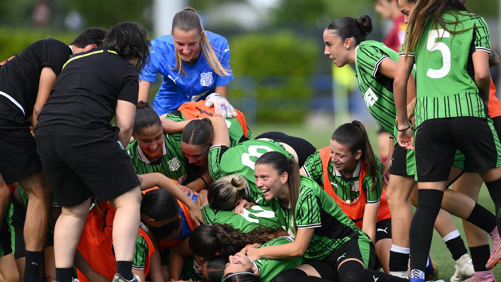 Il Sassuolo fa festa insieme ai suoi tifosi. Doppietta di Stanic e Roma ko, ora la finalissima con il Milan