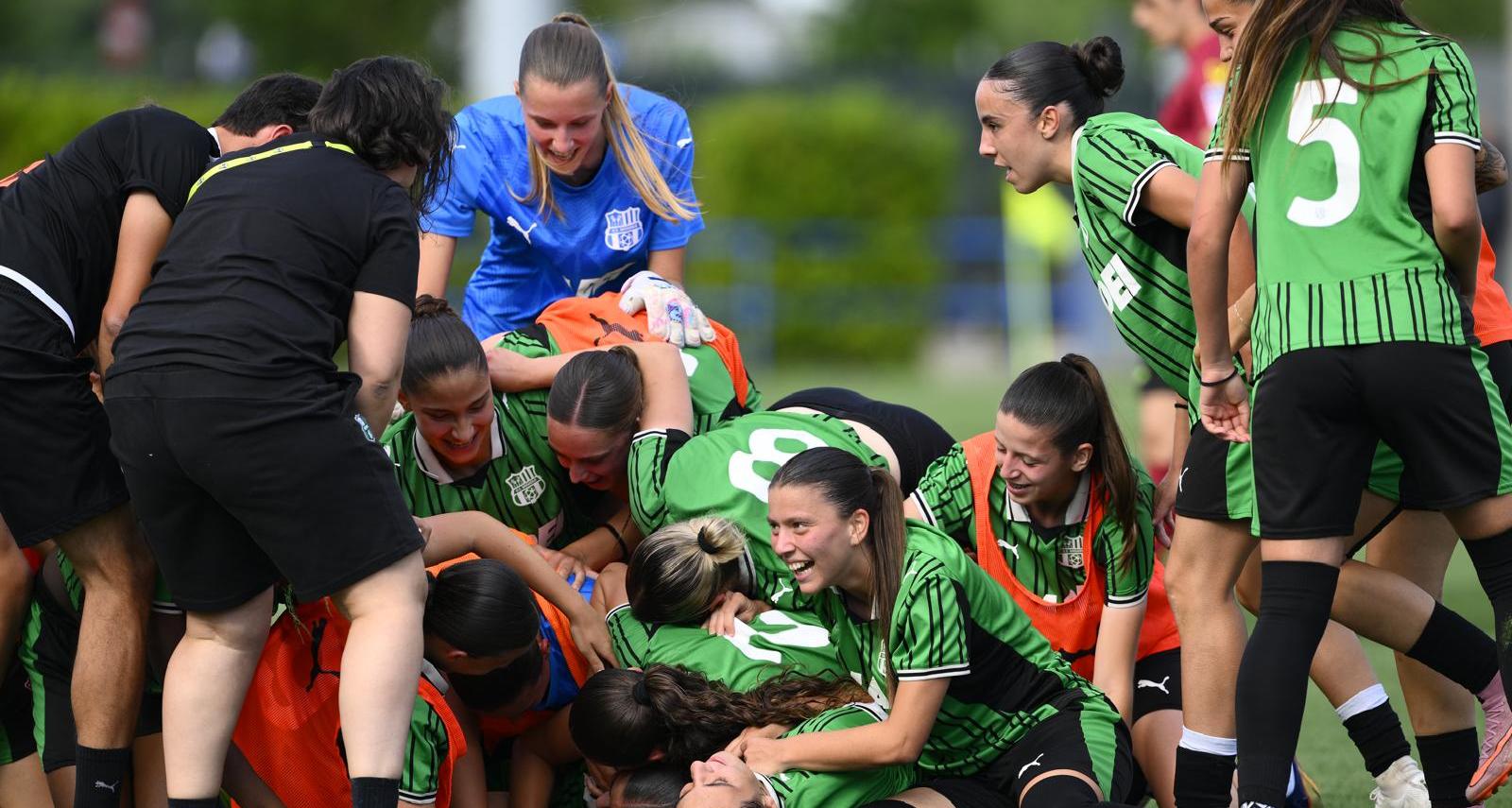 Il Sassuolo fa festa insieme ai suoi tifosi. Doppietta di Stanic e Roma ko, ora la finalissima con il Milan