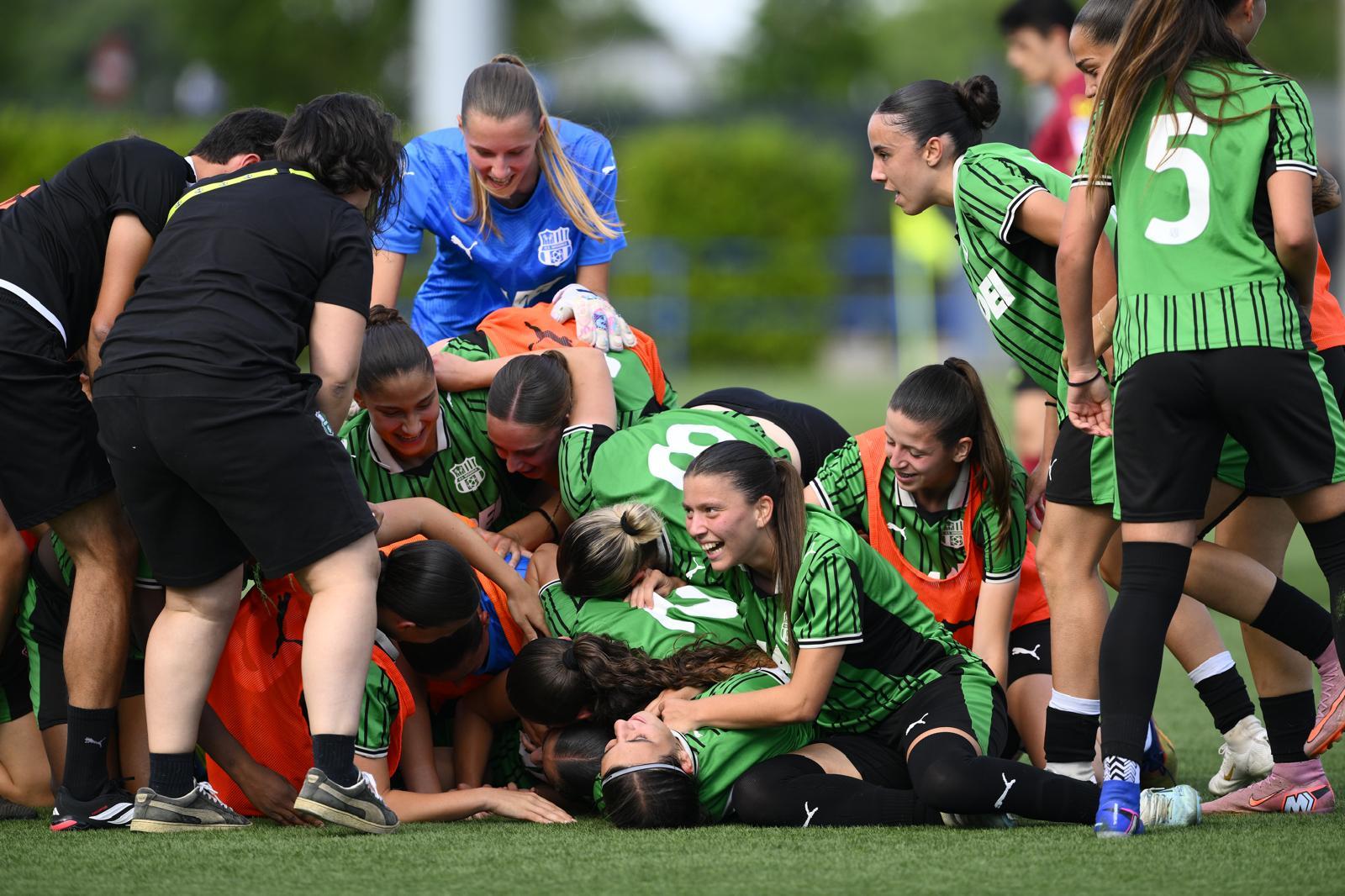 Il Sassuolo fa festa insieme ai suoi tifosi. Doppietta di Stanic e Roma ko, ora la finalissima con il Milan