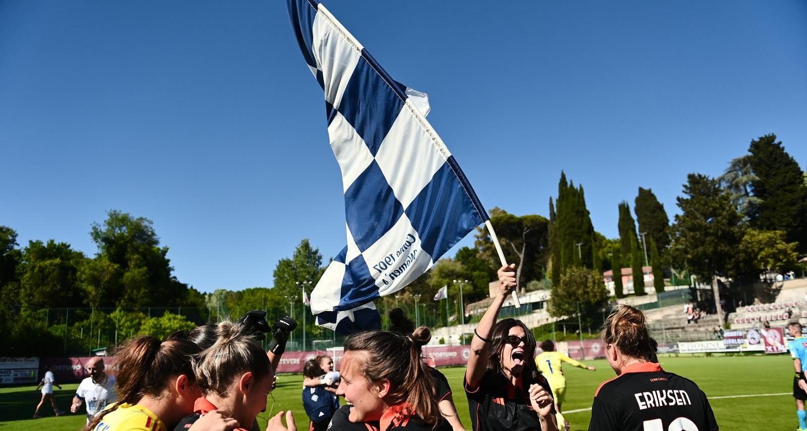 Domenica alle 15 l’ultima giornata: Tinari premia il Como 1907 dopo la partita con il Vicenza
