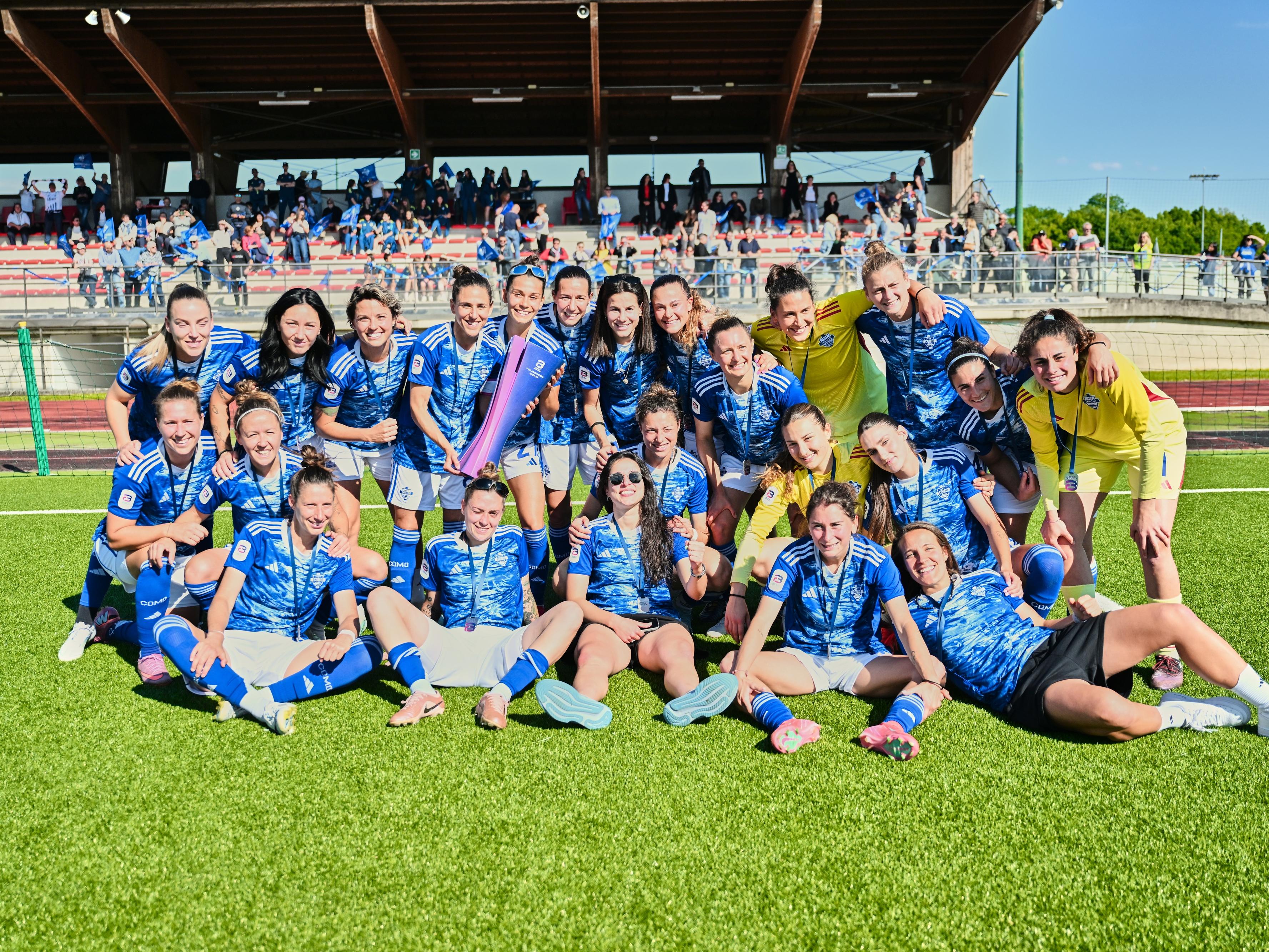 Como campione! Prima la vittoria sul Vicenza, poi la festa promozione